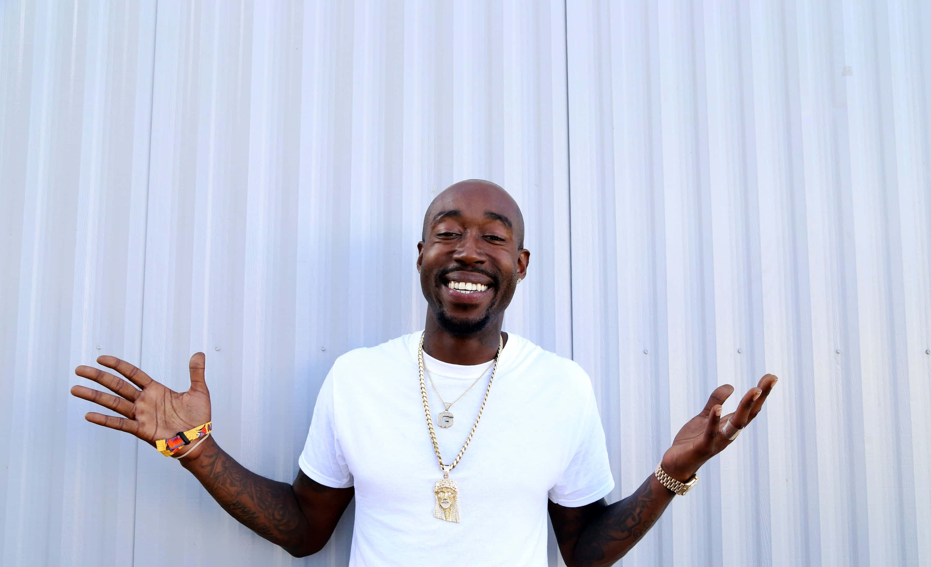 Freddie Gibbs, white corrugated metal wall, white t-shirt, 2K Desktop Wallpaper