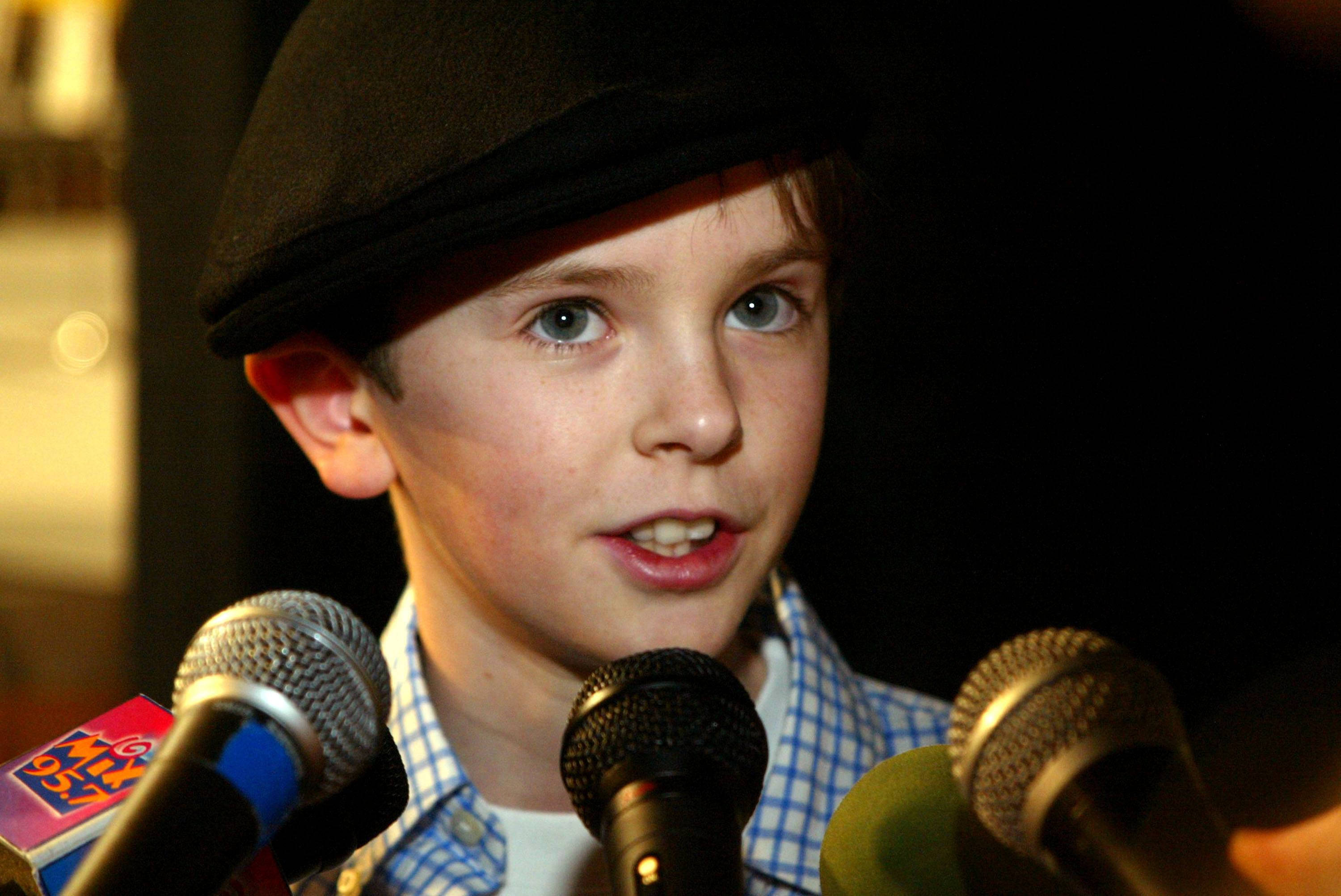 Freddie Highmore, black hat, microphones, 2K Desktop Wallpaper