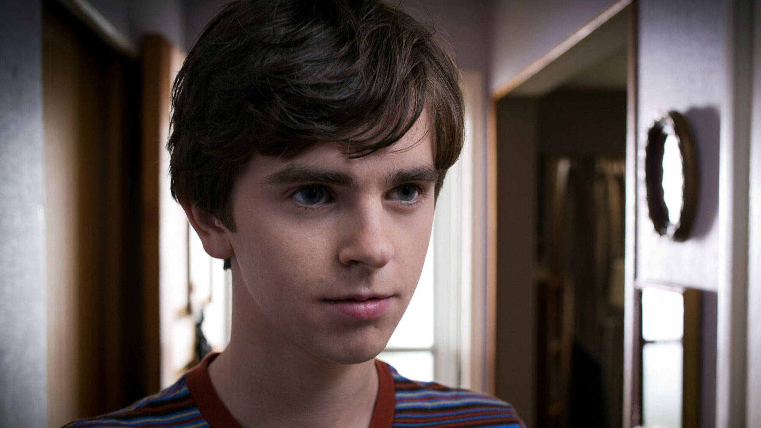 Freddie Highmore, wooden doors, round mirror, 2K Desktop Wallpaper
