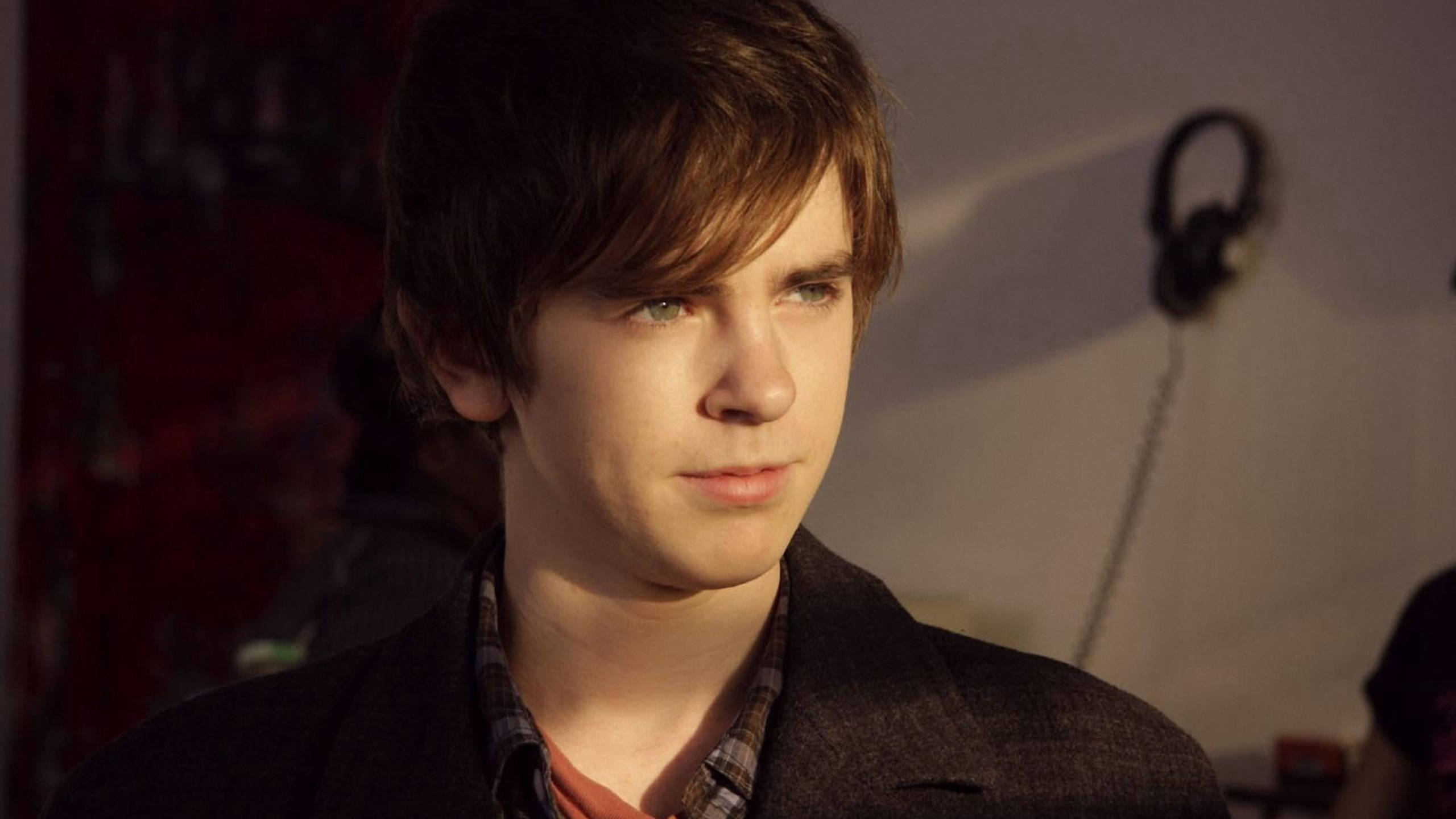 Freddie Highmore, brown hair, green eyes, 2K Desktop Wallpaper