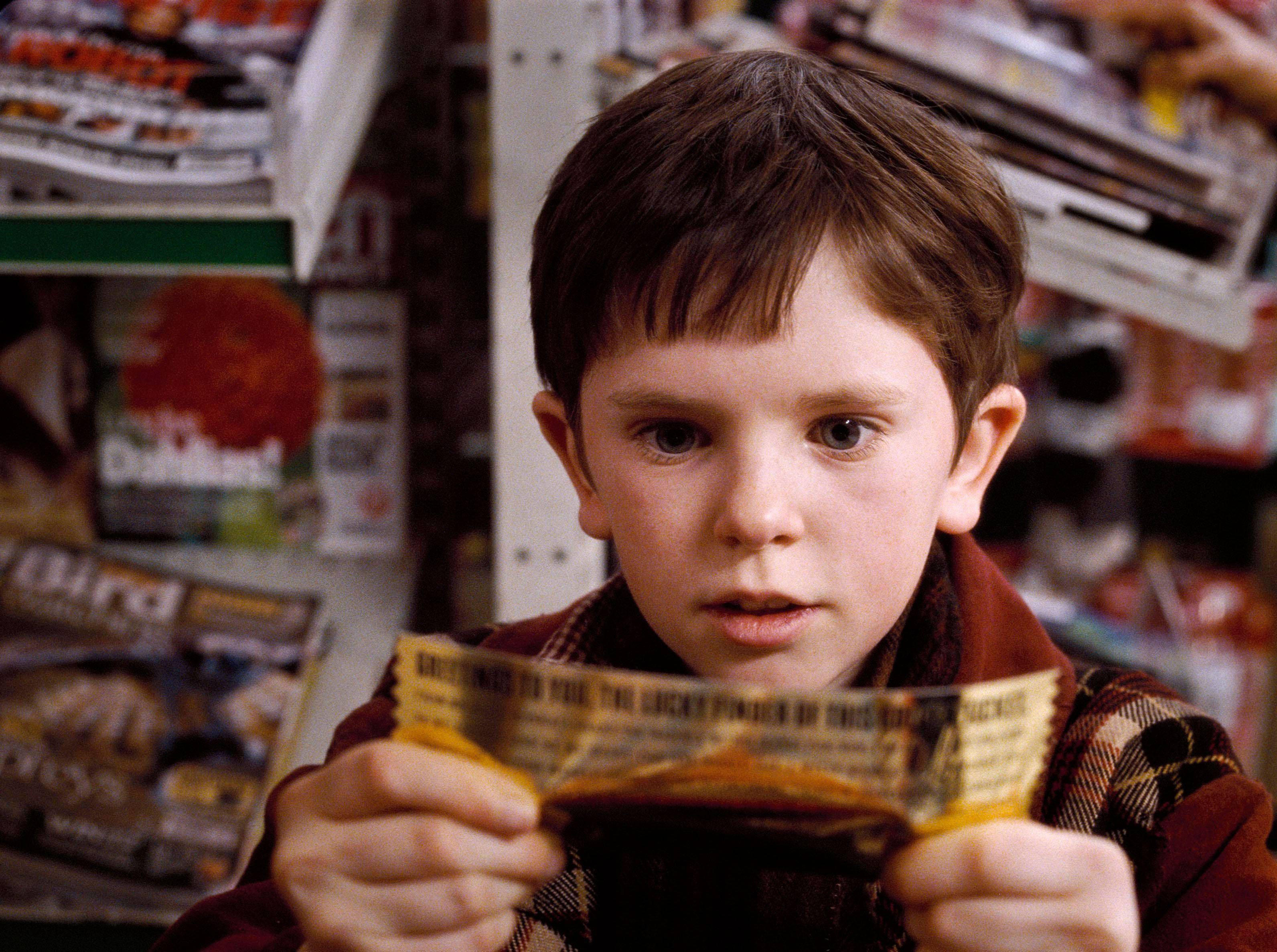 Freddie Highmore, golden ticket, plaid shirt, 2K Desktop Wallpaper
