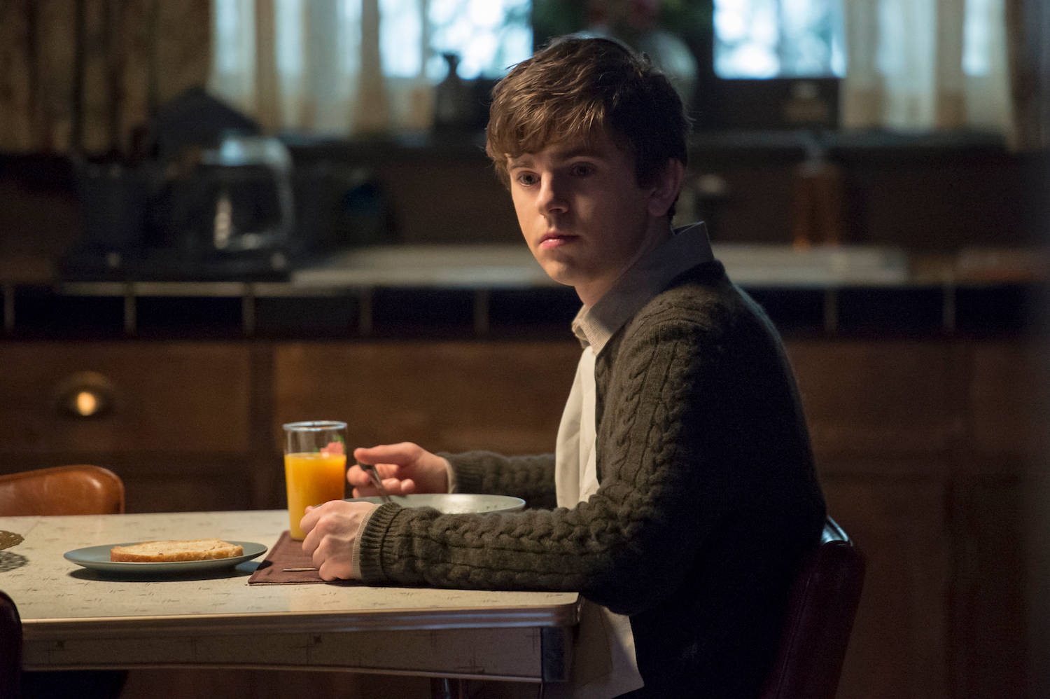 Freddie Highmore, kitchen table, glass of orange juice, HD Desktop Wallpaper