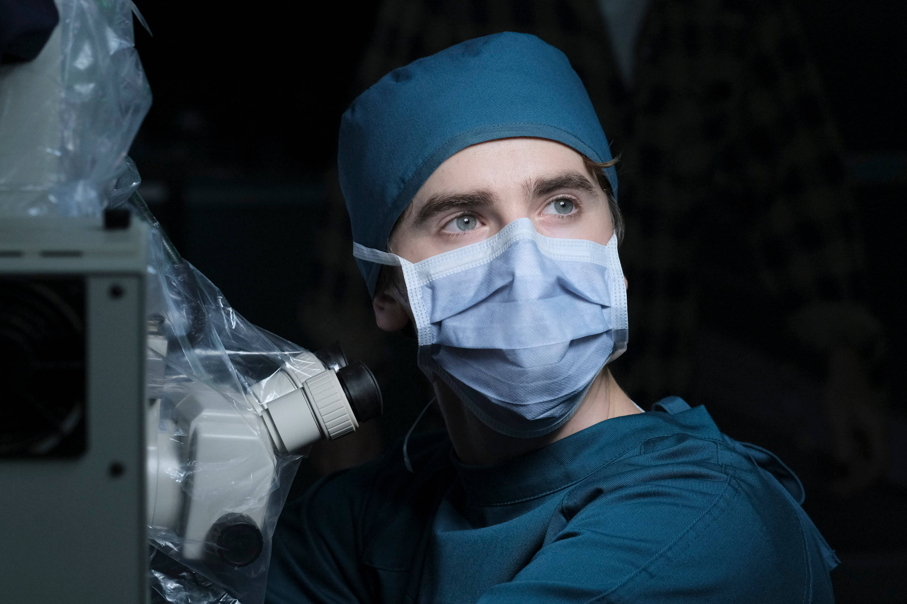 Freddie Highmore, surgical outfit, blue scrubs, 2K Desktop Wallpaper