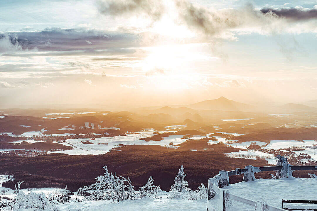Sunlight, clouds, vast snowy valley, SD Desktop Wallpaper