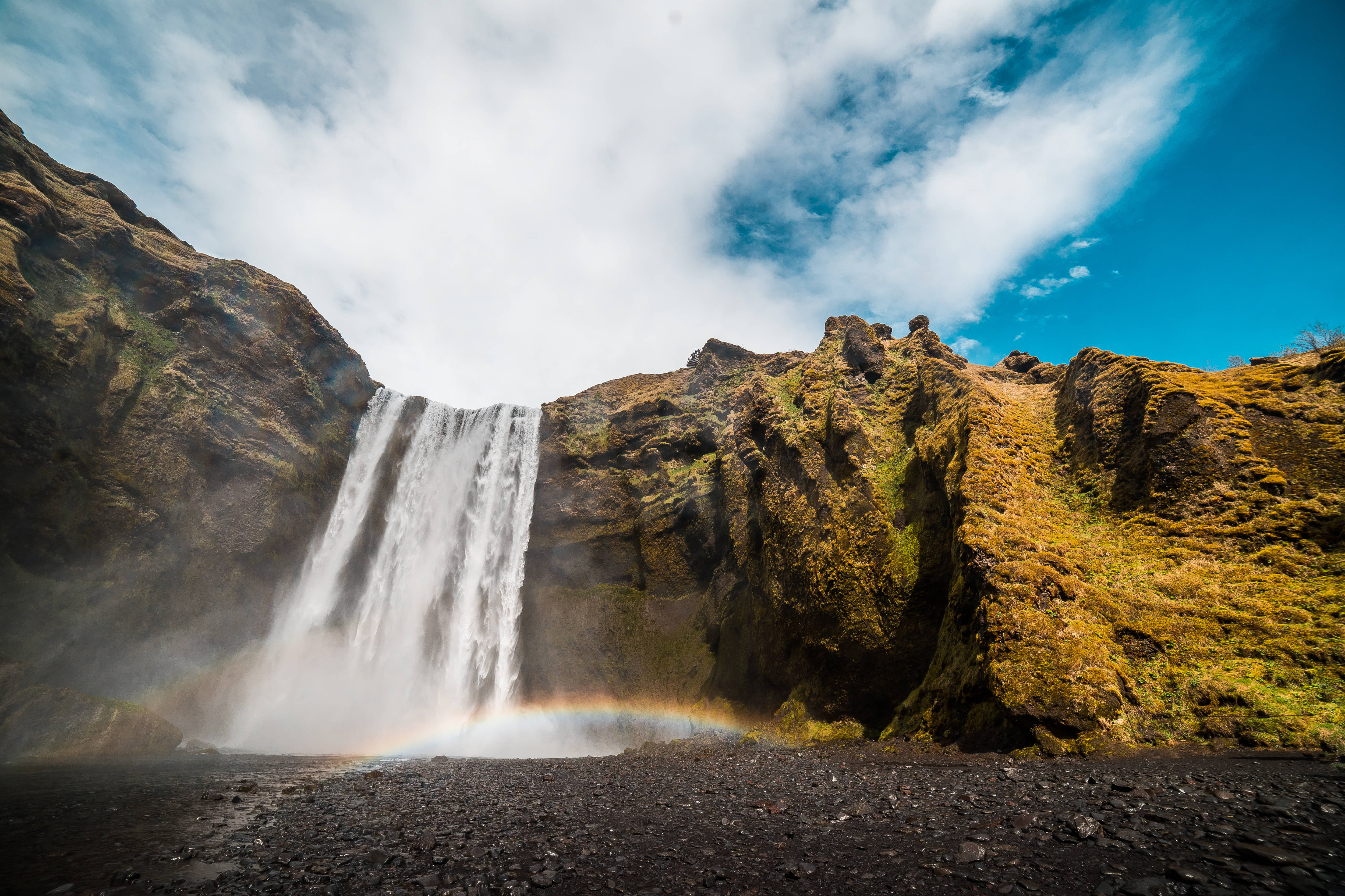 waterfall, mossy cliffs, bright blue sky, 4K Desktop Wallpaper