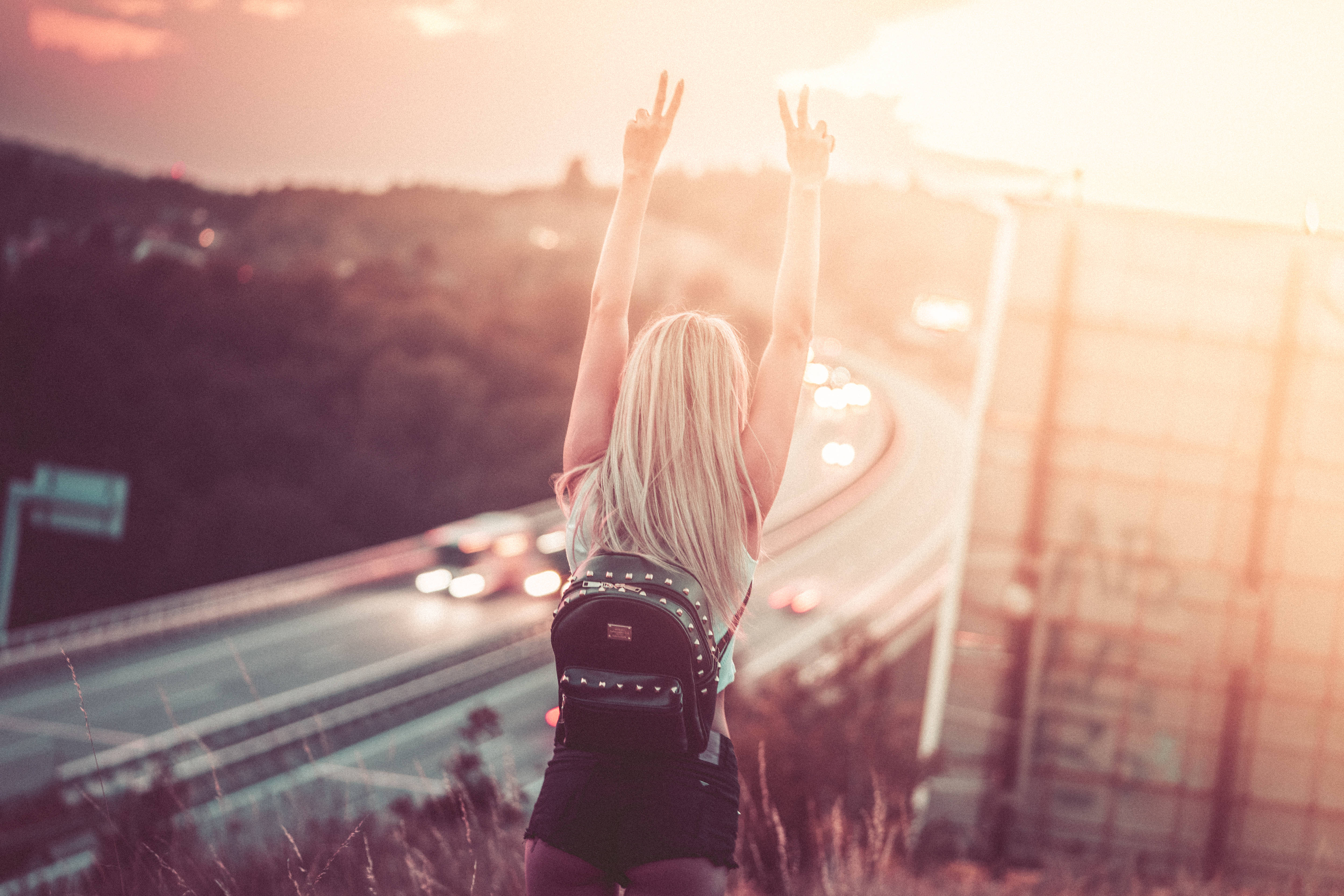 Freedom Woman, peace sign, blonde woman, 4K Desktop Wallpaper