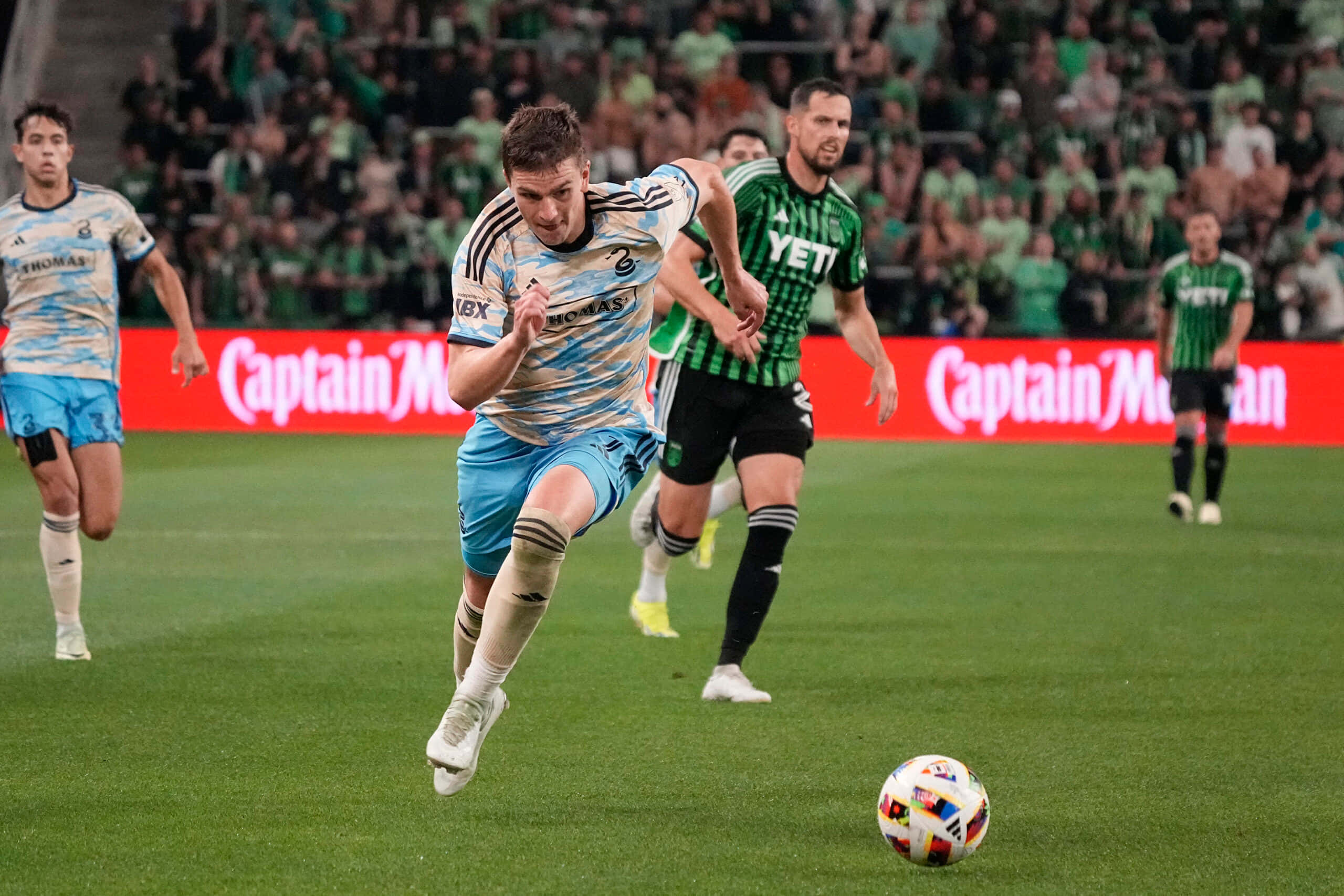 light blue and white striped jersey, green and black striped jersey, vibrant green pitch, 2K Desktop Wallpaper