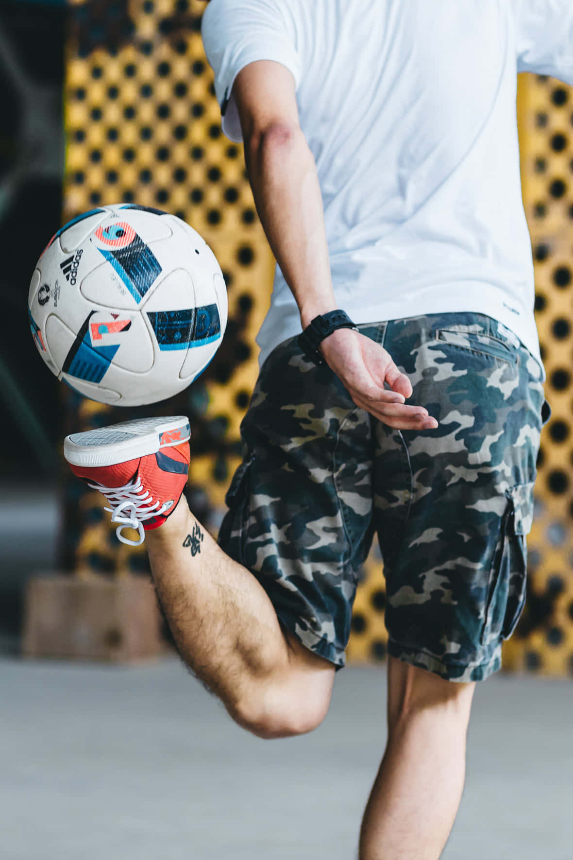 Freestyle Soccer, camouflage shorts, red sneakers, HD Phone Wallpaper