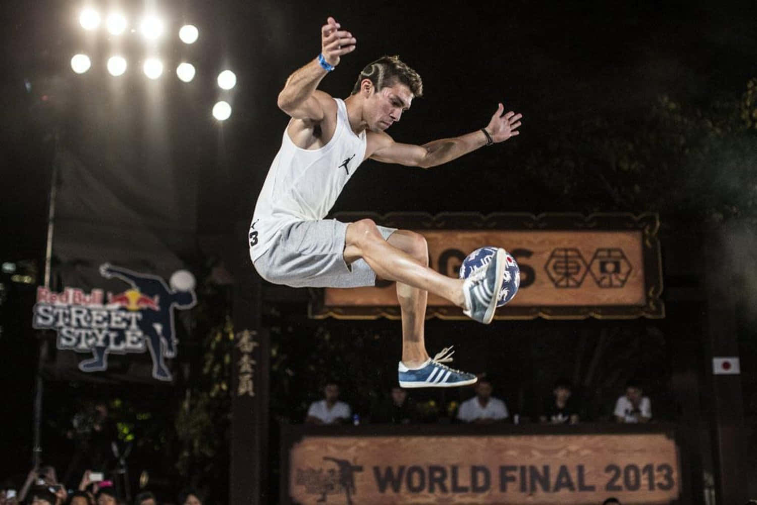 Freestyle Soccer, street footballer, blue and white ball, HD Desktop Wallpaper