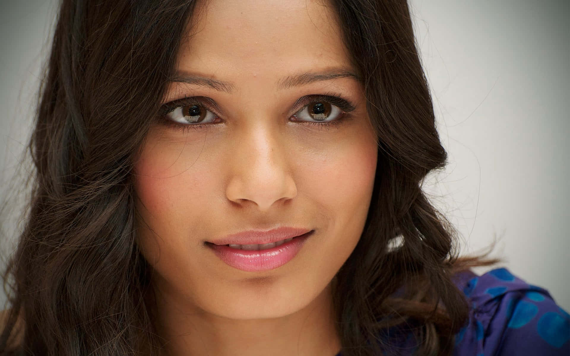 Freida Pinto, 1920 x 1200, neutral gray background, Full HD Desktop Wallpaper