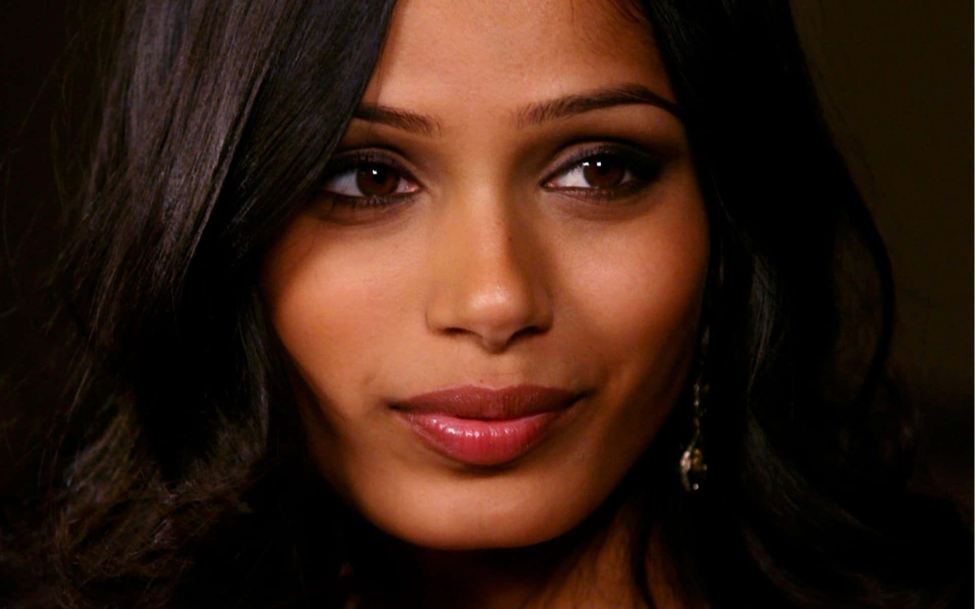 Freida Pinto, dark wavy hair, warm brown eyes, Full HD Desktop Wallpaper