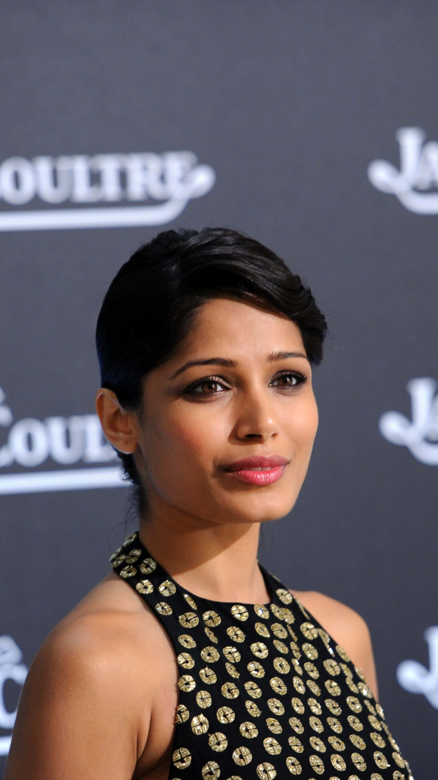 Freida Pinto, black dress, gold circular patterns, 2K Phone Wallpaper