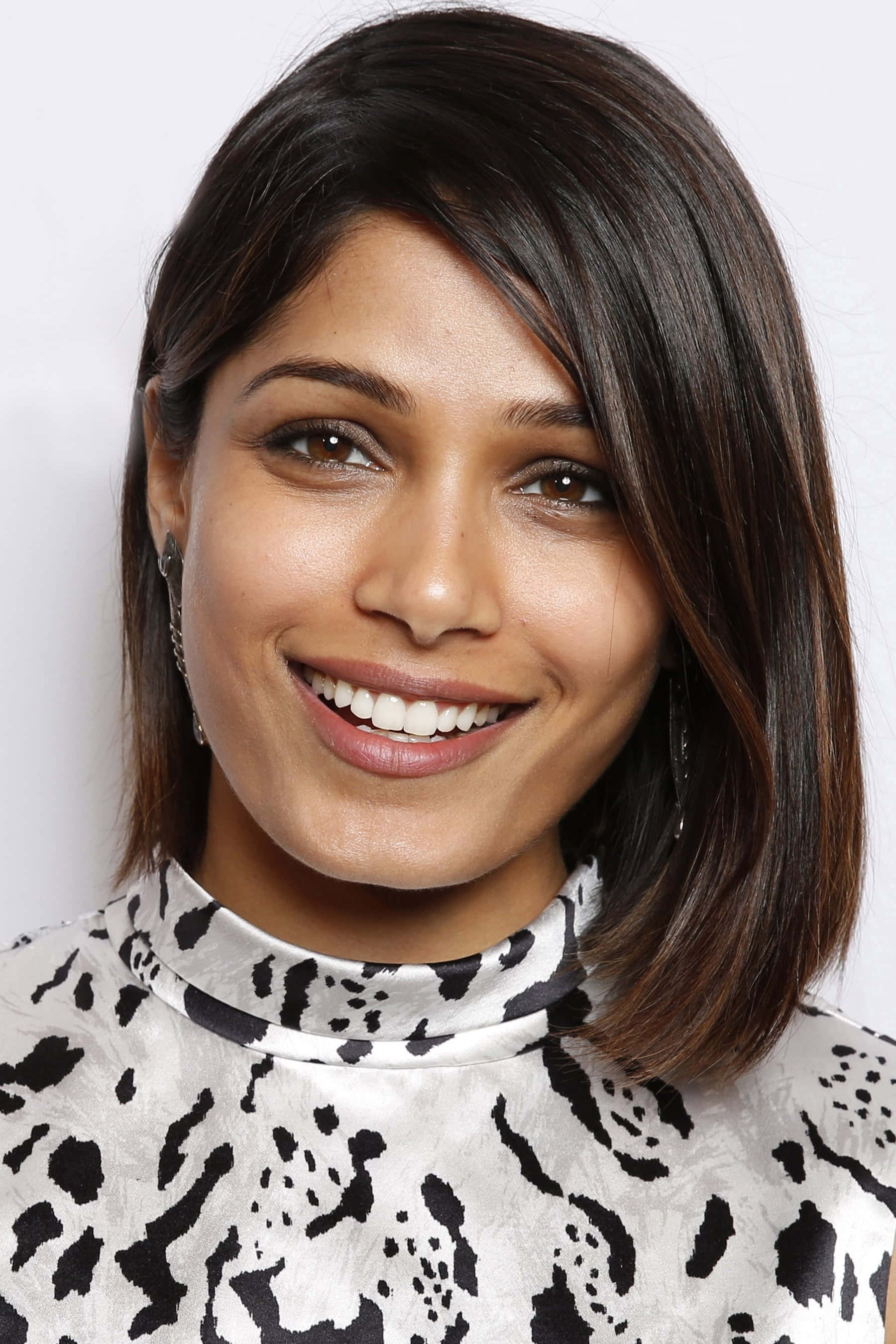 Freida Pinto, black and white patterned turtleneck, plain white background, 2K Phone Wallpaper