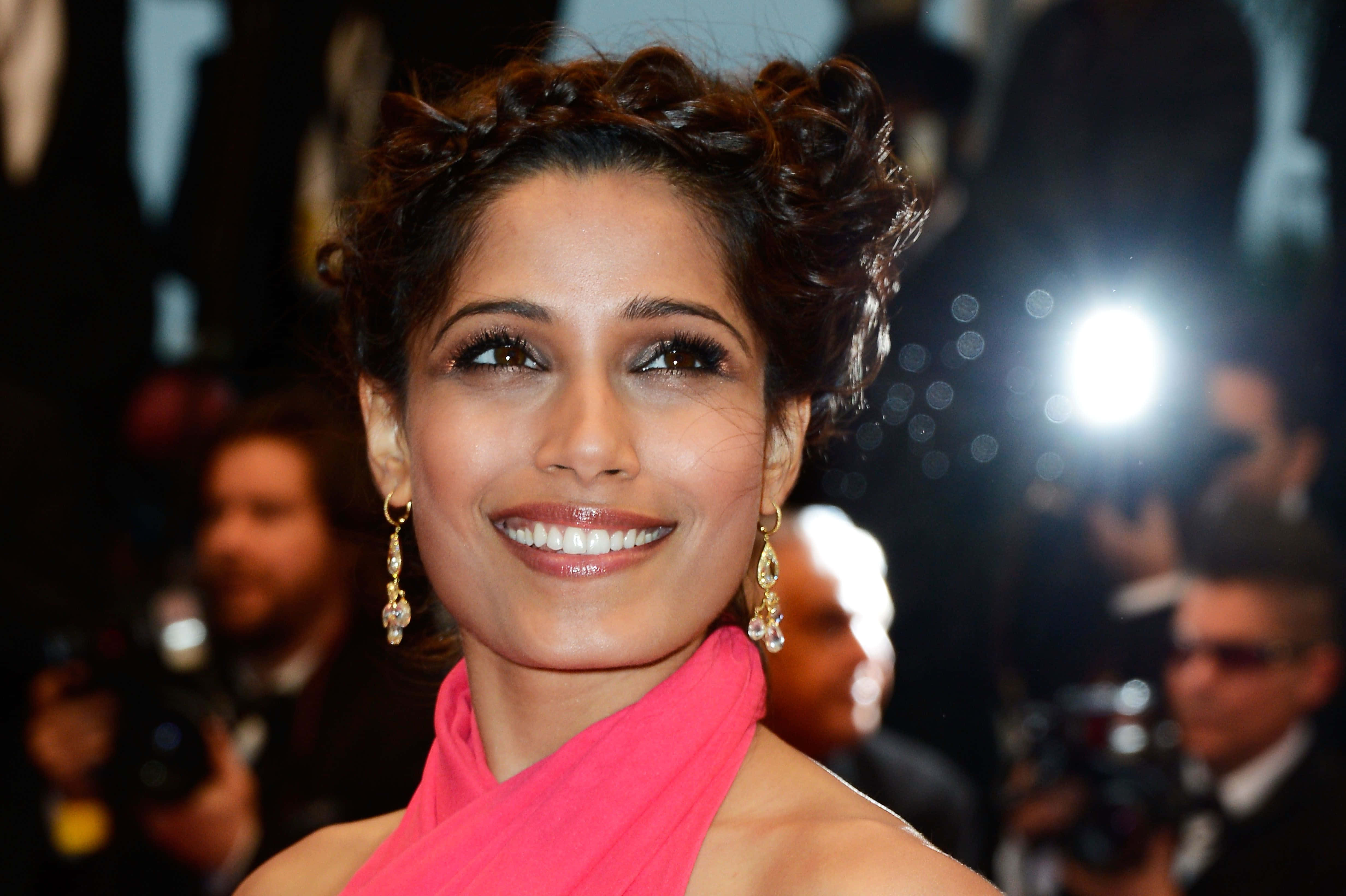 Freida Pinto, curly hair, pink scarf, 4K Desktop Wallpaper