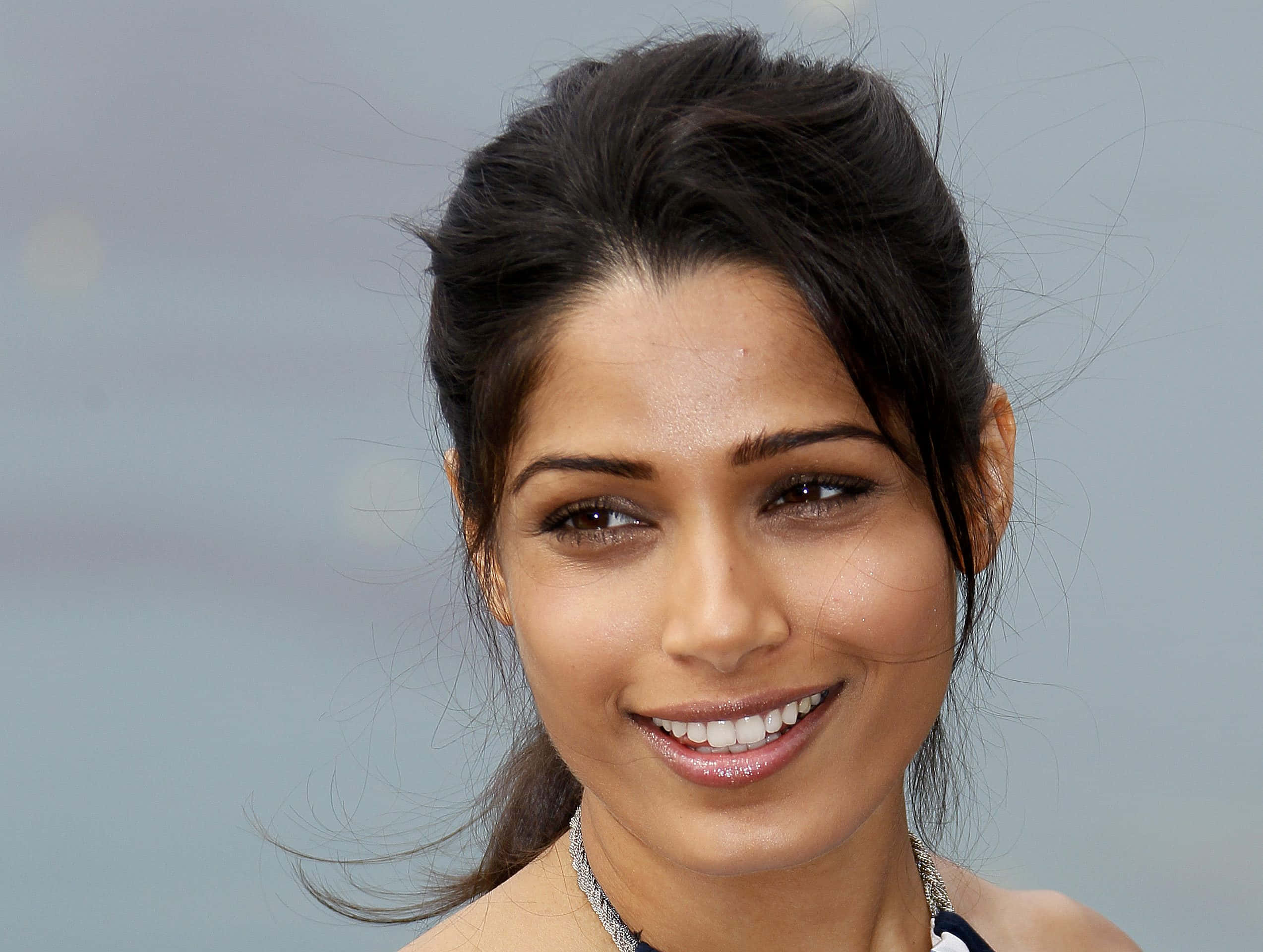 Freida Pinto, green nature backdrop, soft blurred background, Full HD Desktop Wallpaper