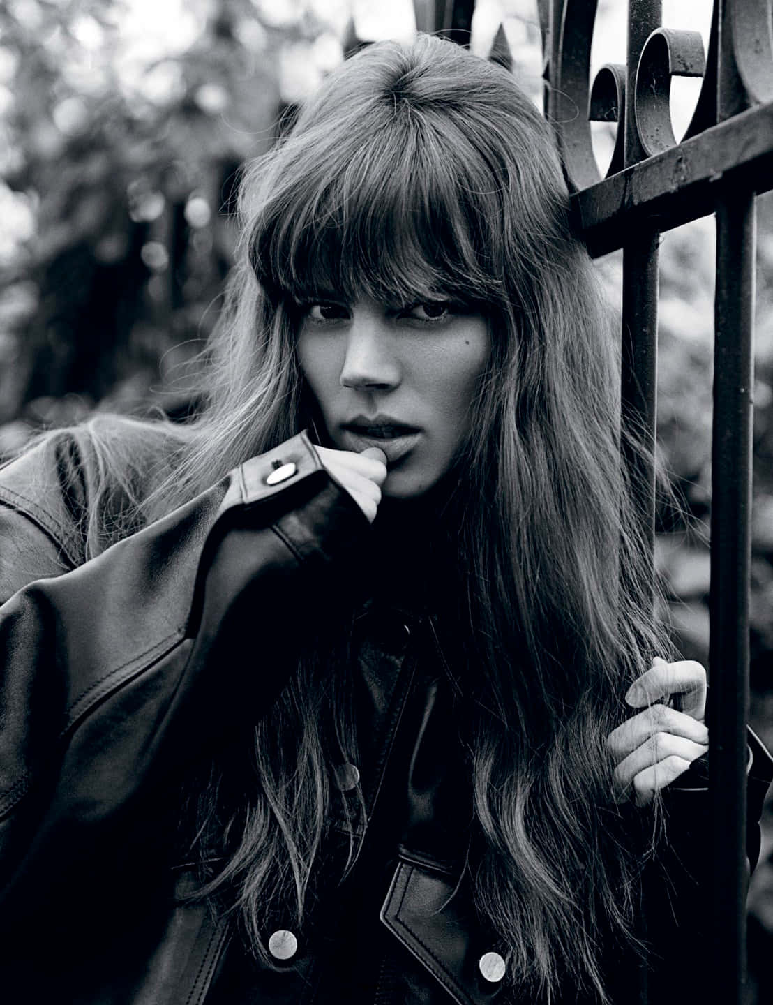 Freja Beha Erichsen, wrought iron fence, moody black and white portrait, HD Phone Wallpaper