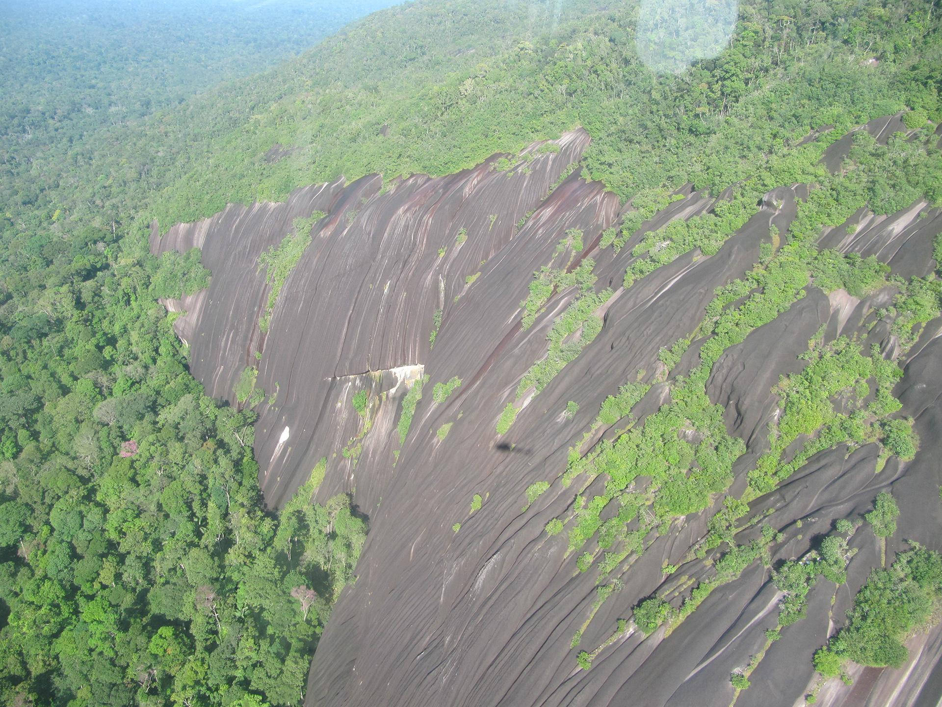 French Guiana Mountain, massive layered rock formation, dense green jungle canopy, Full HD Desktop Wallpaper
