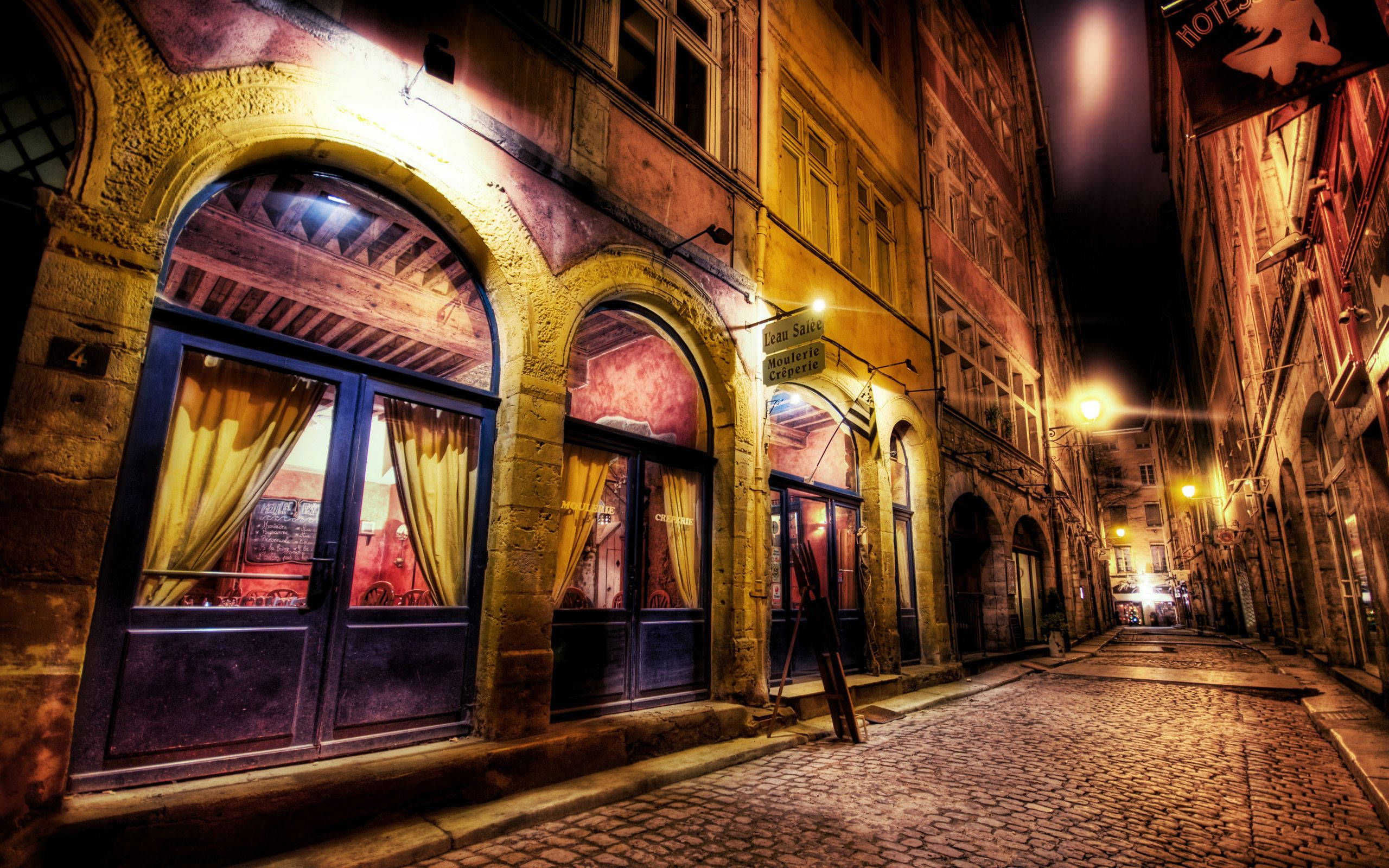 French Quarter, cobblestone street, night, 2K Desktop Wallpaper