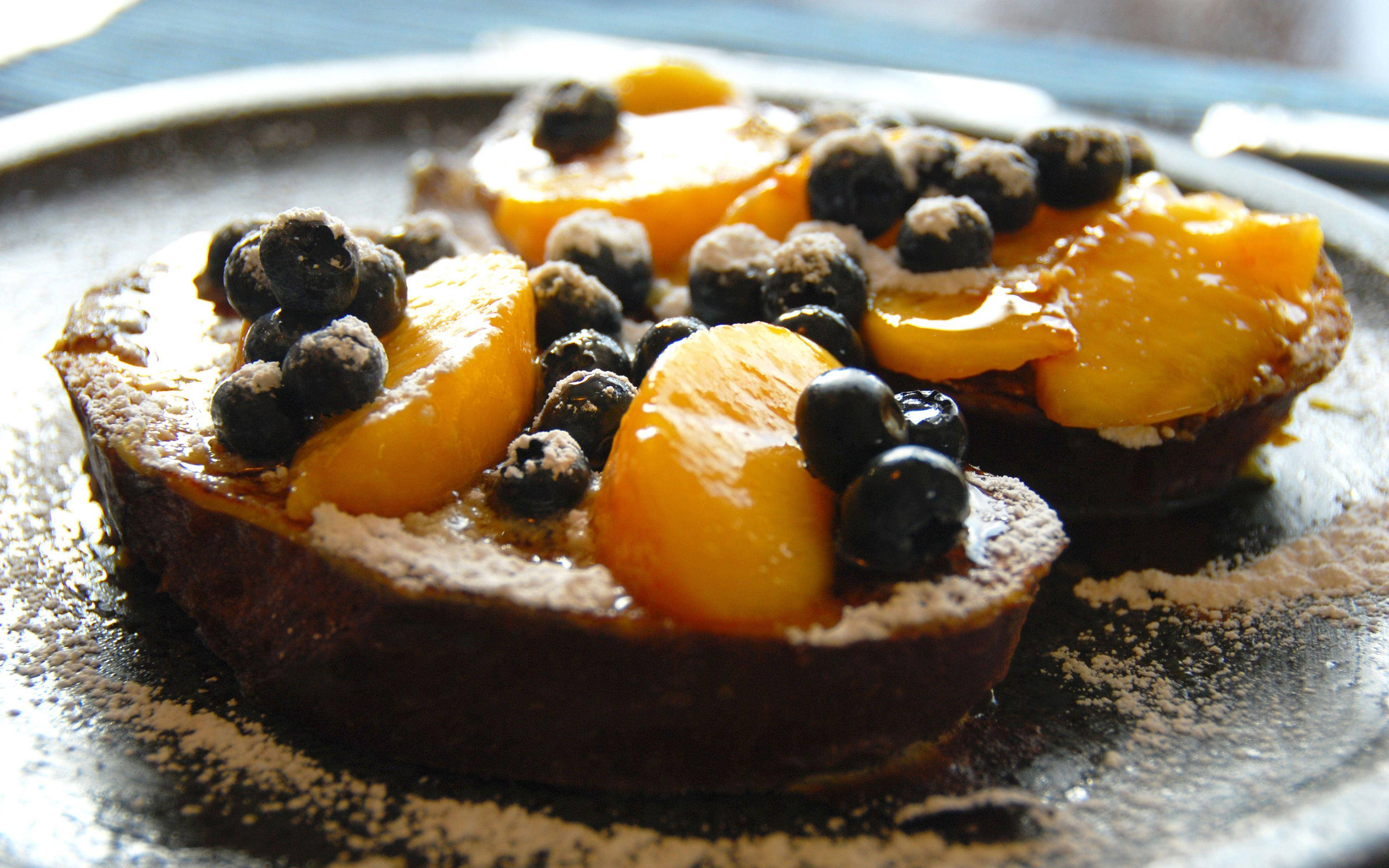 French Toast, golden peach slices, plump blueberries, 4K Desktop Wallpaper