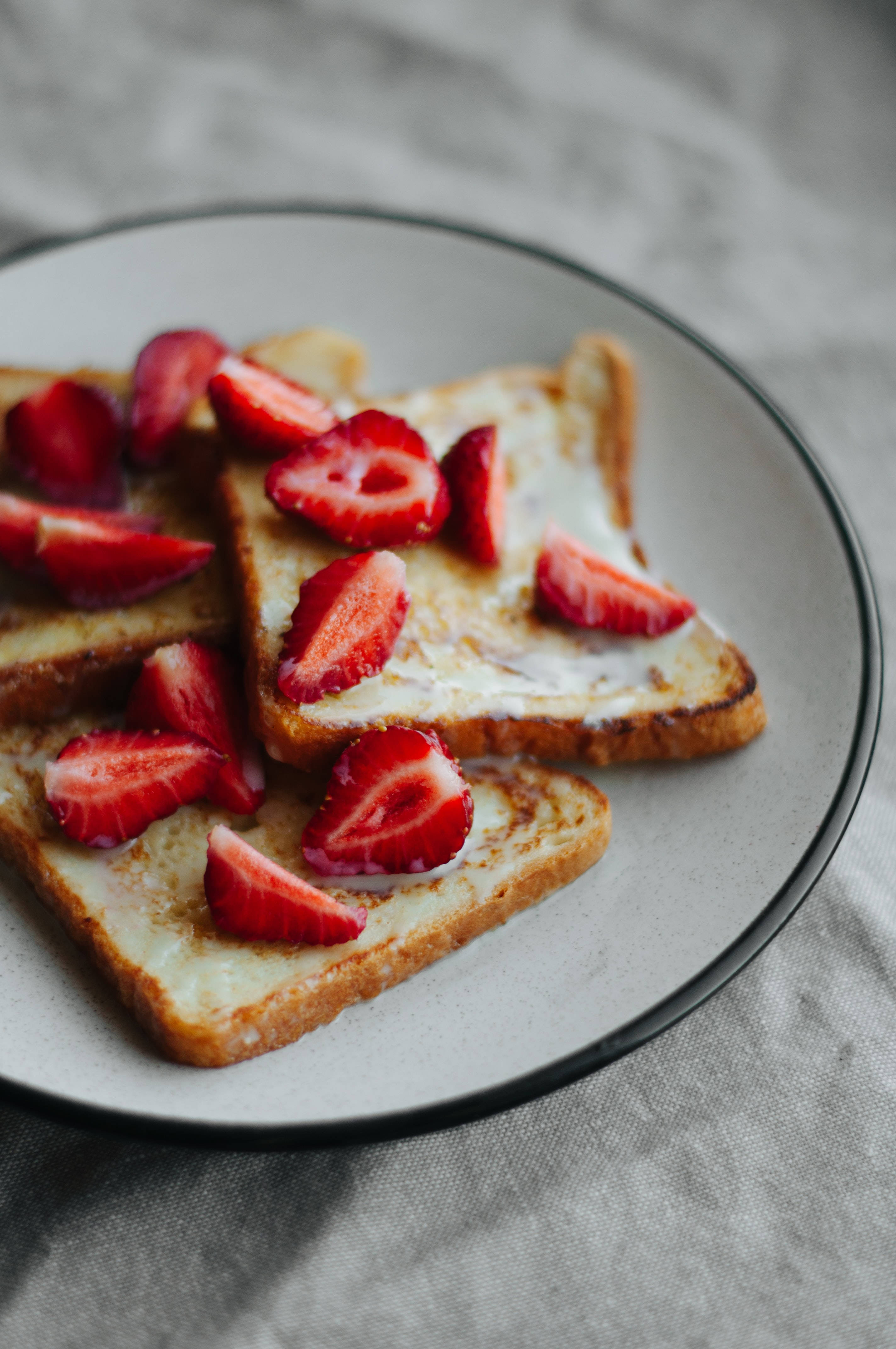 French Toast, fresh sliced strawberries, creamy sauce, 4K Phone Wallpaper