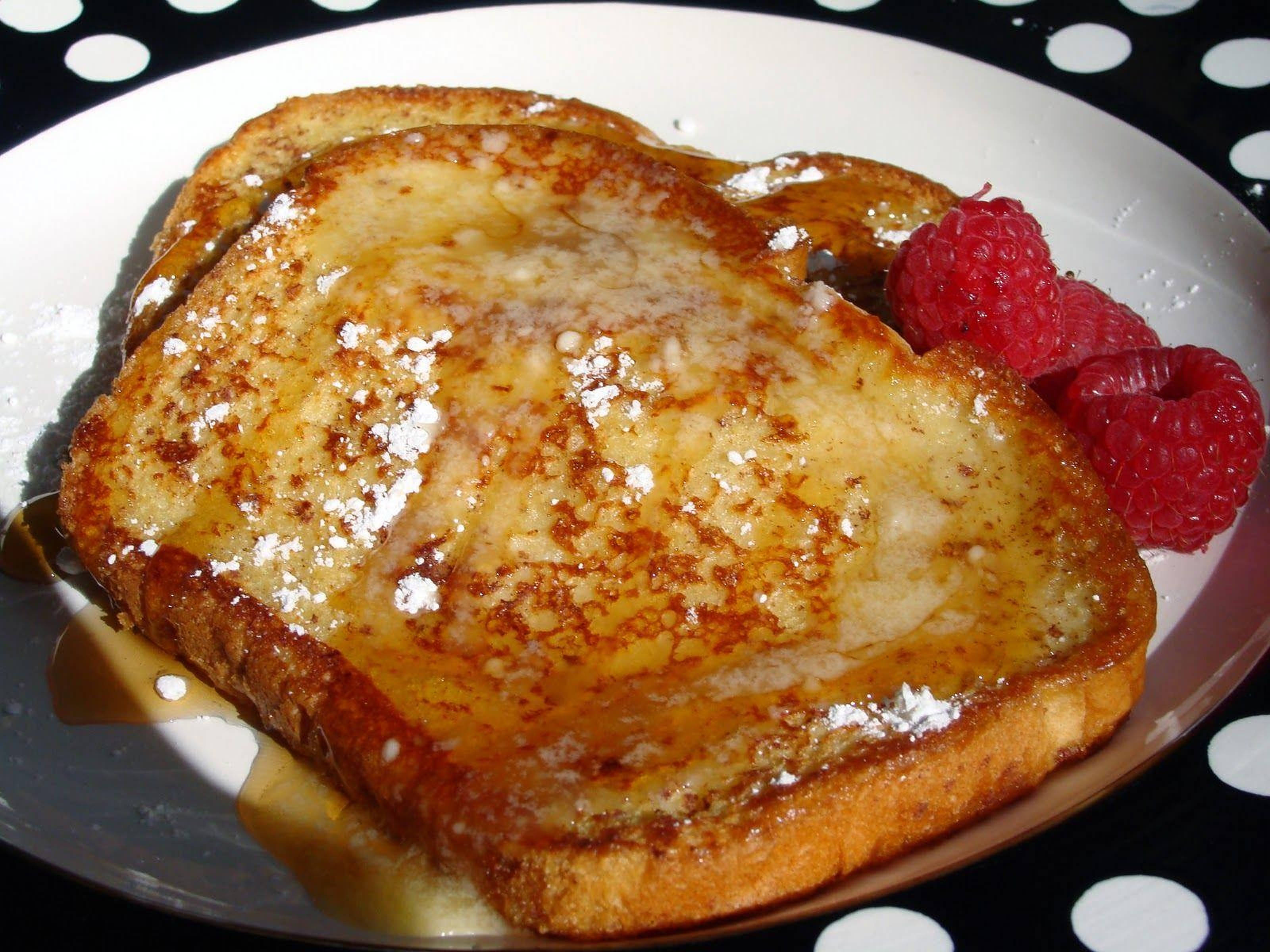 French toast, syrup, powdered sugar, 2K Desktop Wallpaper