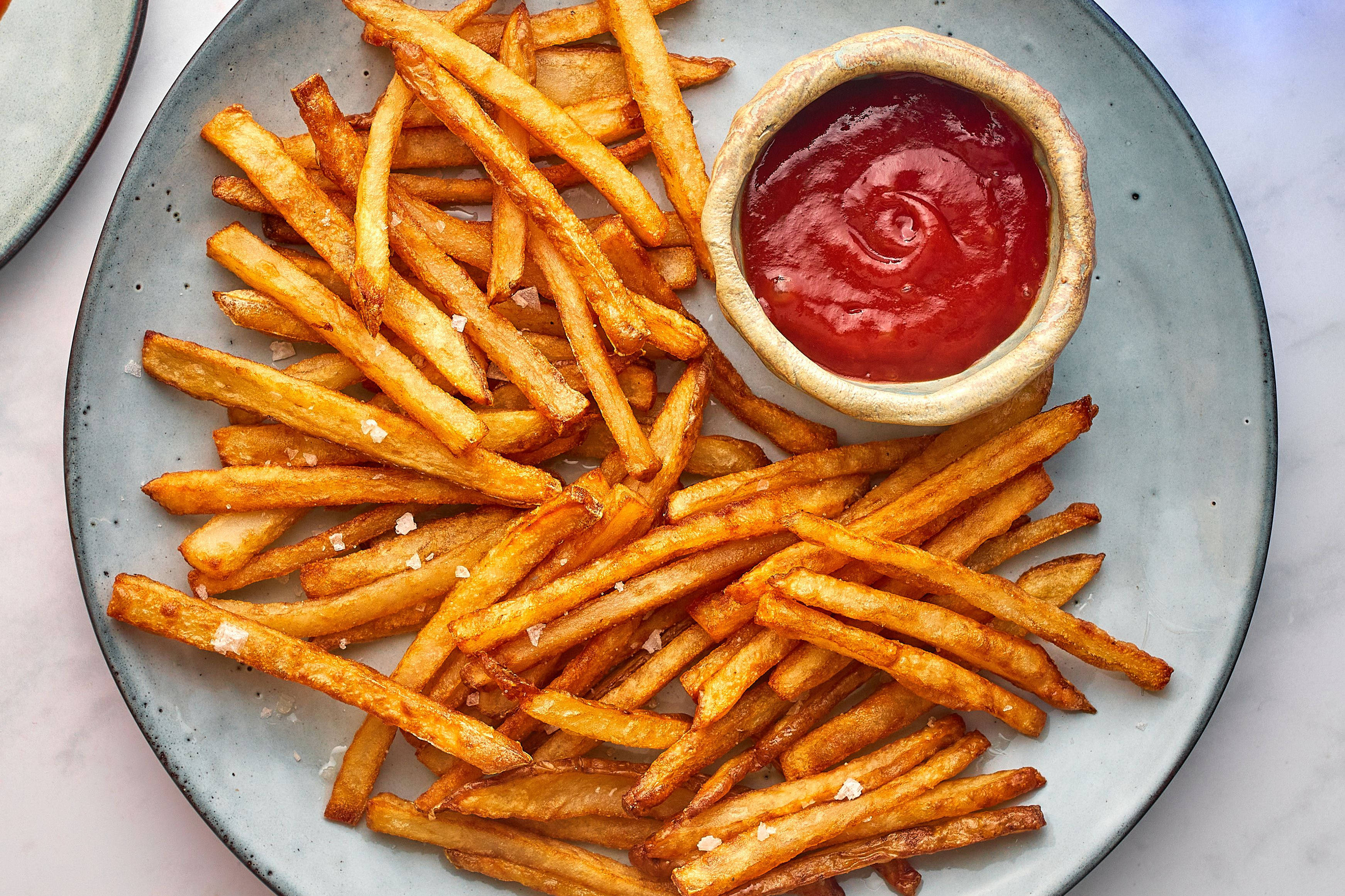 golden brown french fries, crispy, speckled plate, 2K Desktop Wallpaper
