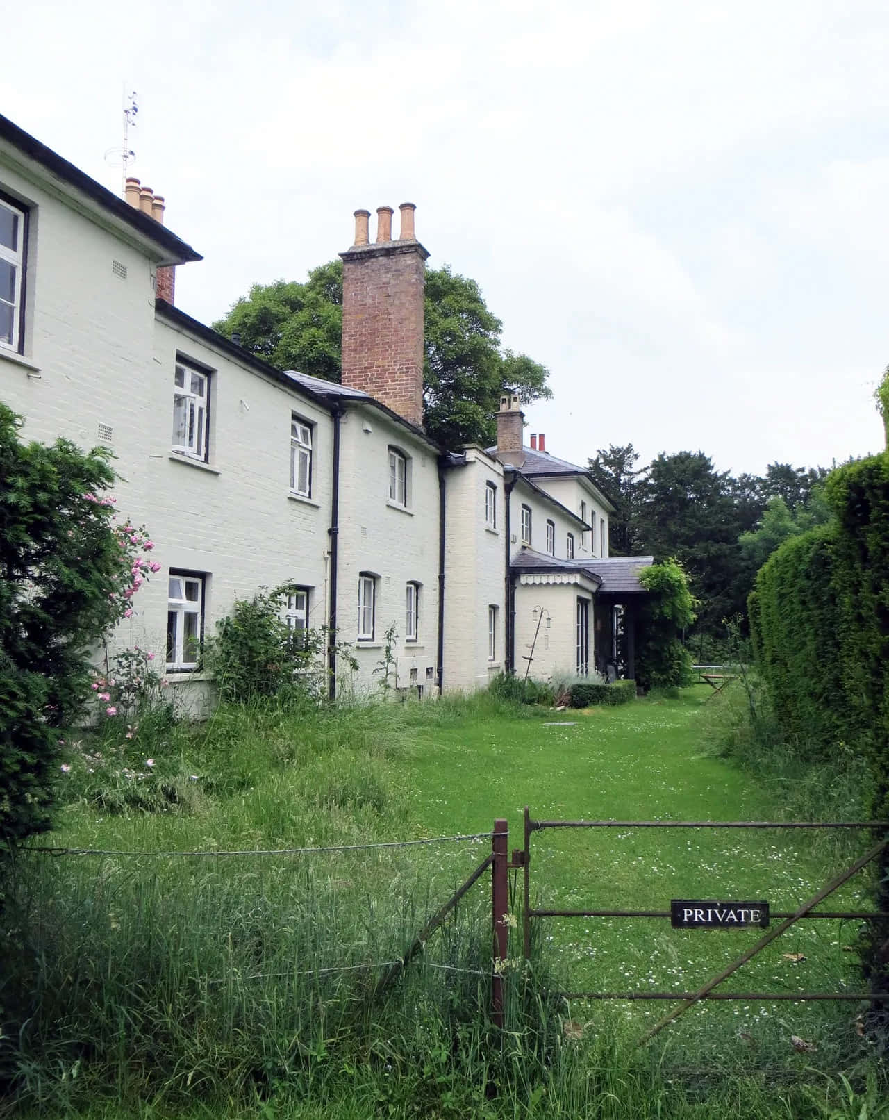 Frogmore Cottage, white-painted country house, brick chimneys, HD Phone Wallpaper