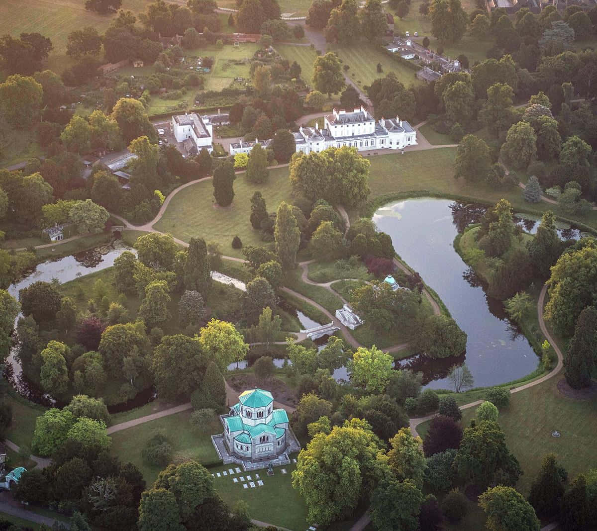Frogmore Cottage, white estate, turquoise-domed chapel, SD Desktop Wallpaper