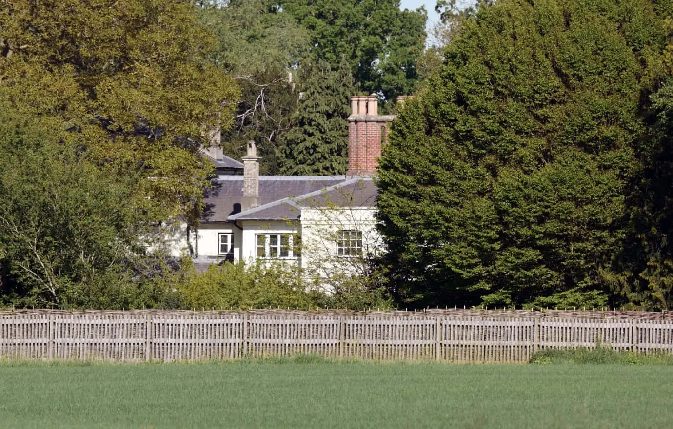 Frogmore Cottage, white house, brick chimneys, HD Desktop Wallpaper