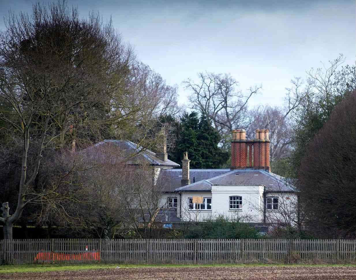 Frogmore Cottage, white house, brick chimneys, SD Desktop Wallpaper