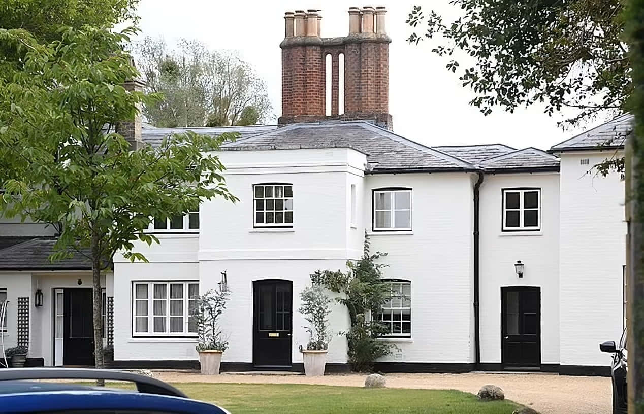Frogmore Cottage, white house, black doors, SD Desktop Wallpaper