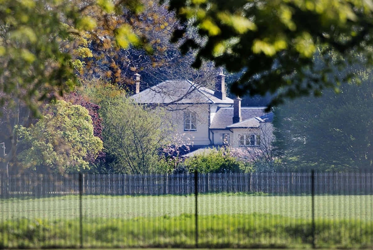 Frogmore Cottage, white house, slate roof, SD Desktop Wallpaper
