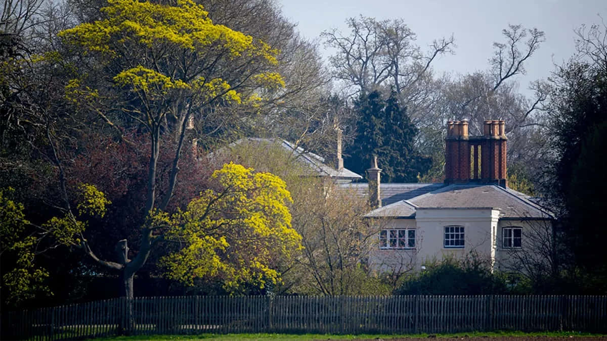 Frogmore Cottage, white house, brick chimneys, SD Desktop Wallpaper