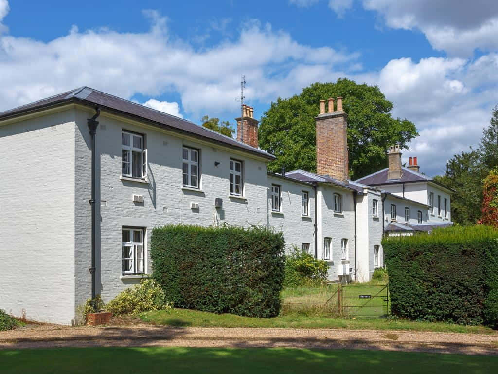 Frogmore Cottage, white brick manor house, red brick chimneys, SD Desktop Wallpaper