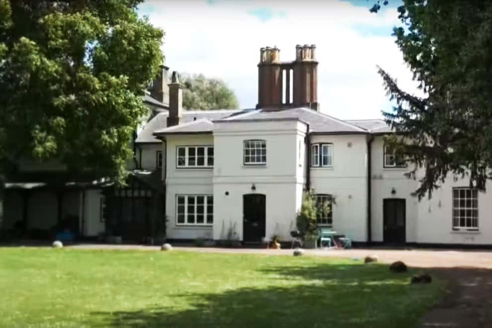 Frogmore Cottage, white house, multiple chimneys, SD Desktop Wallpaper