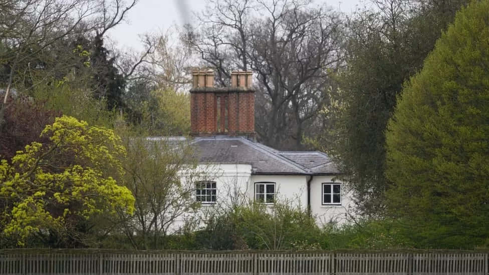 Frogmore Cottage, white cottage, brick chimney, SD Desktop Wallpaper