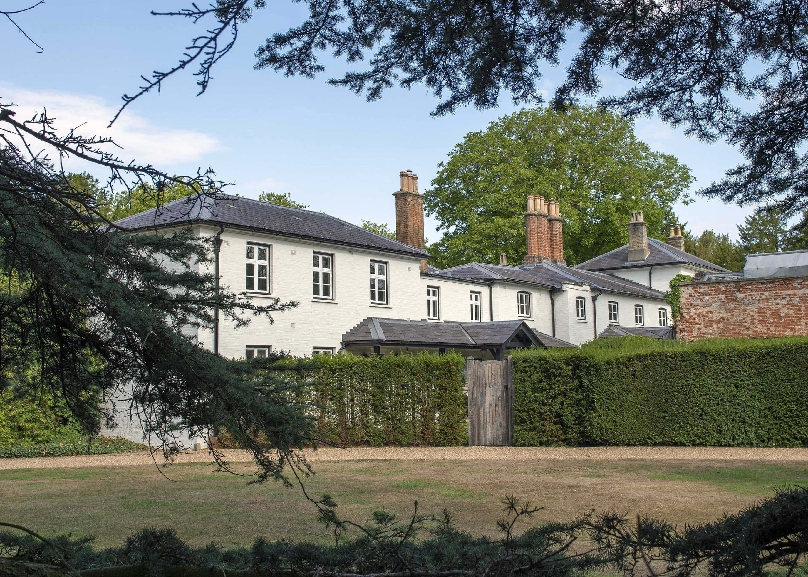 Frogmore Cottage, white manor house, brick chimneys, 2K Desktop Wallpaper