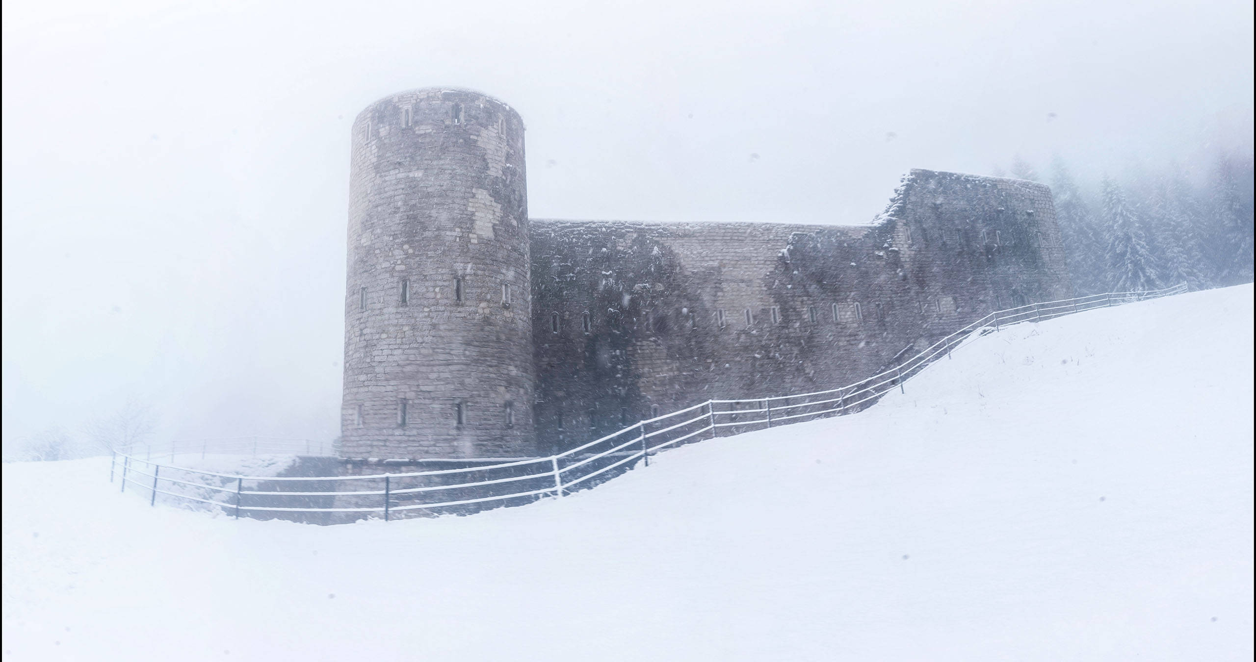 historical frozen castle, ancient stone castle ruins, heavy snowstorm, 2K Desktop Wallpaper