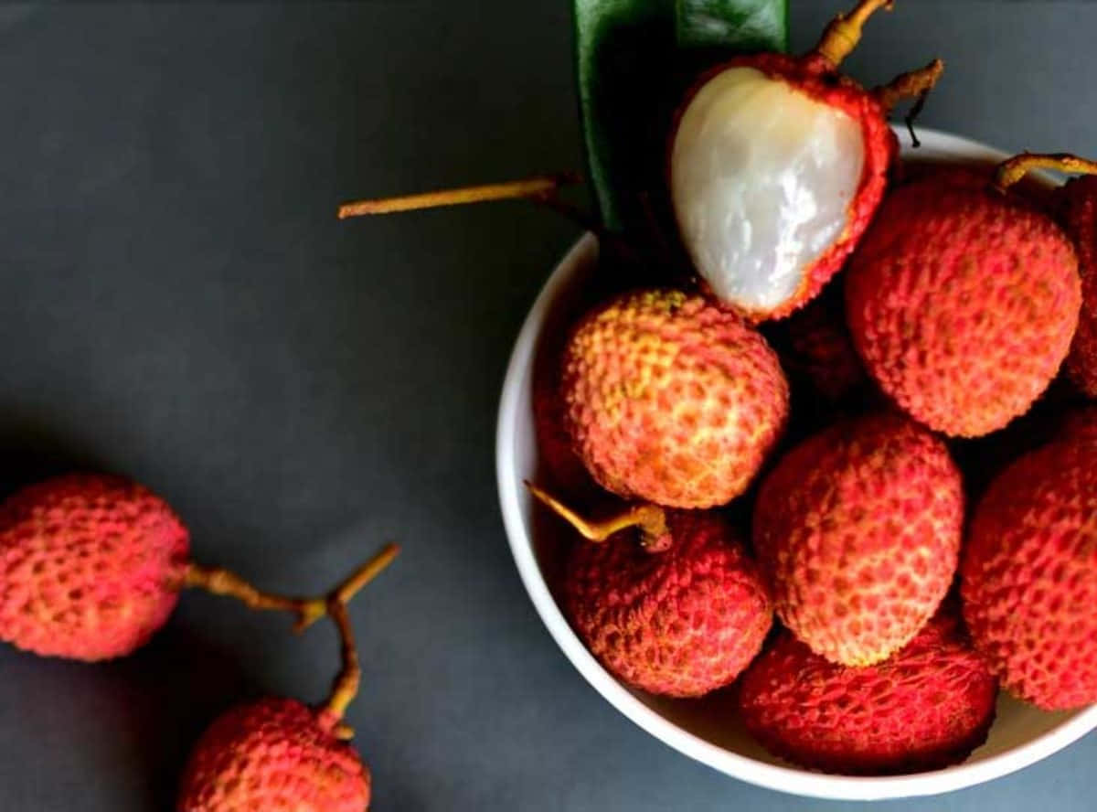red lychees, translucent white flesh, white bowl, SD Desktop Wallpaper