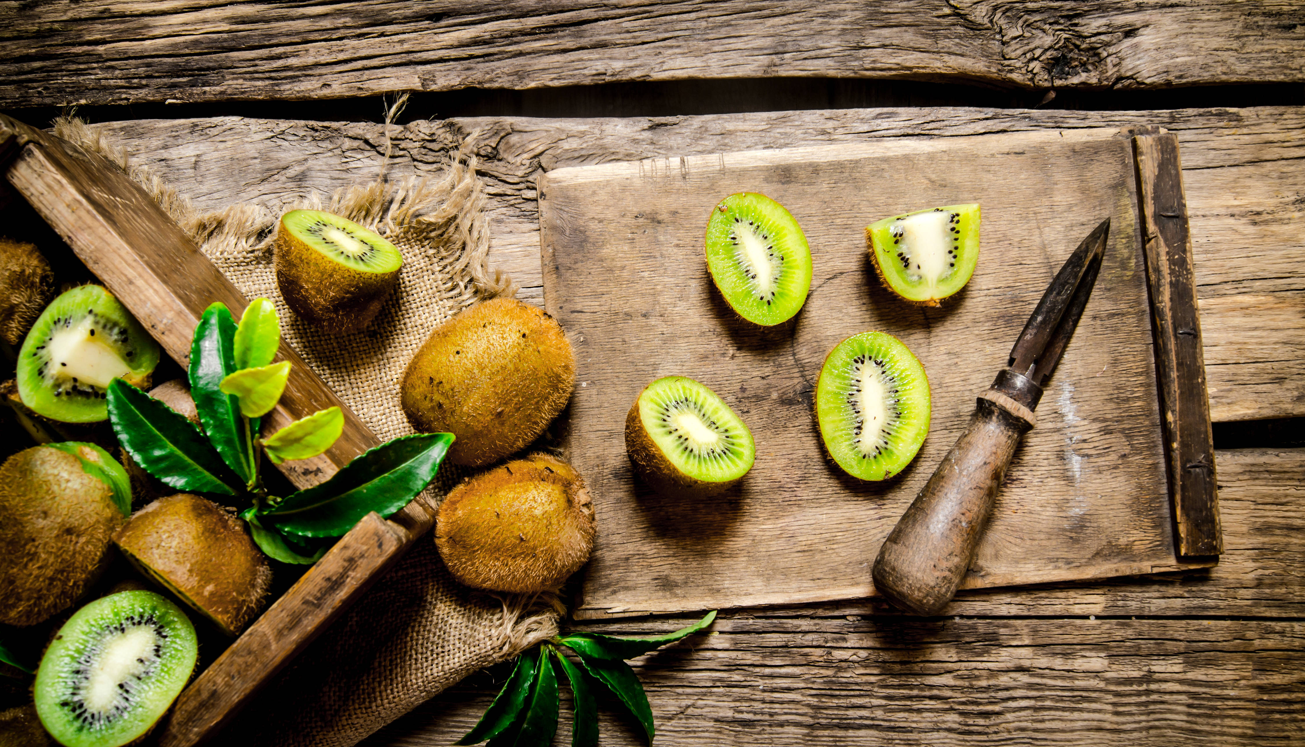 kiwi, rustic wooden cutting board, knife, 4K Desktop Wallpaper