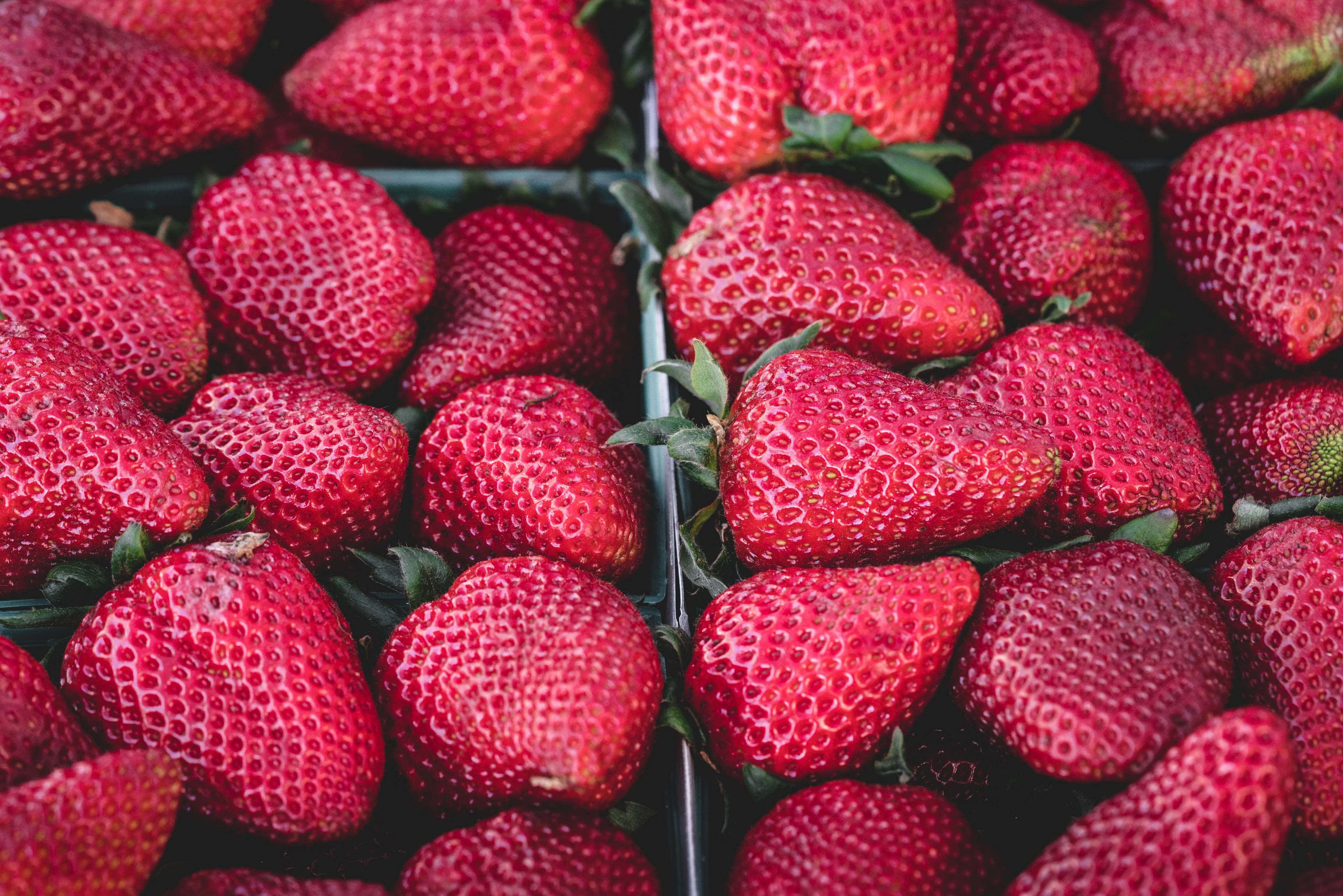 strawberries, green stems, black trays, 4K Desktop Wallpaper