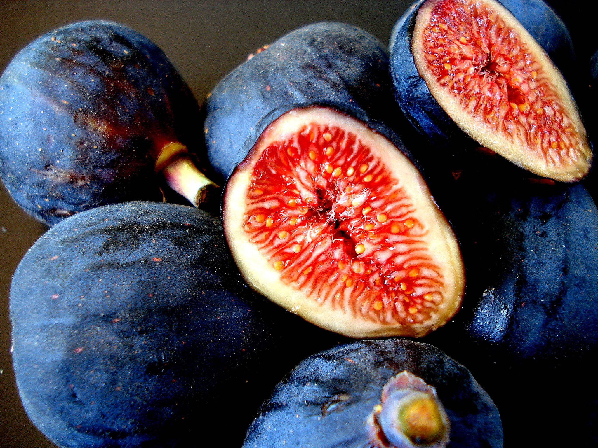 Black Mission Figs, dark purple figs, vibrant red interiors, Full HD Desktop Wallpaper