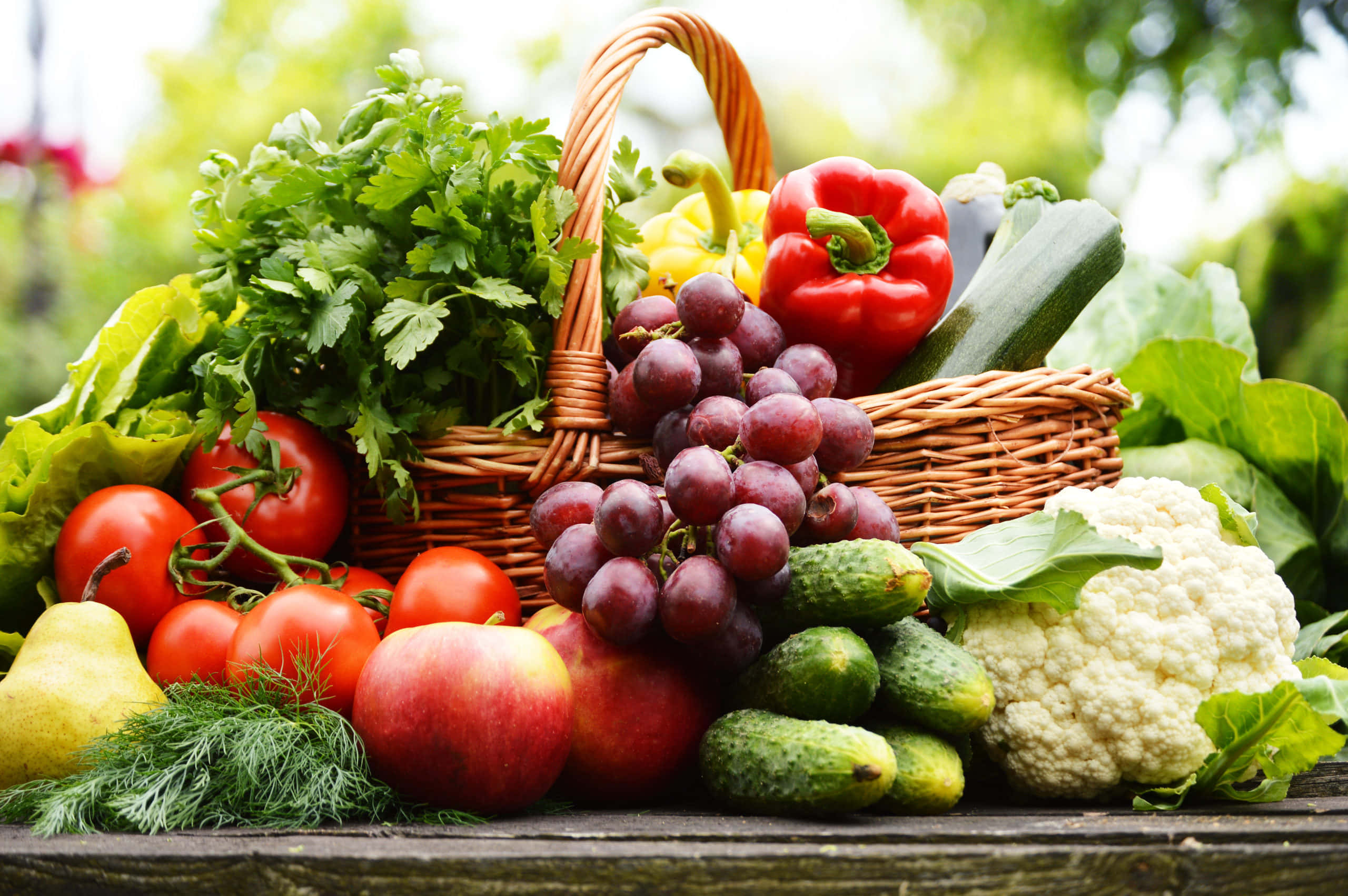 wicker basket, fresh produce, grapes, 2K Desktop Wallpaper