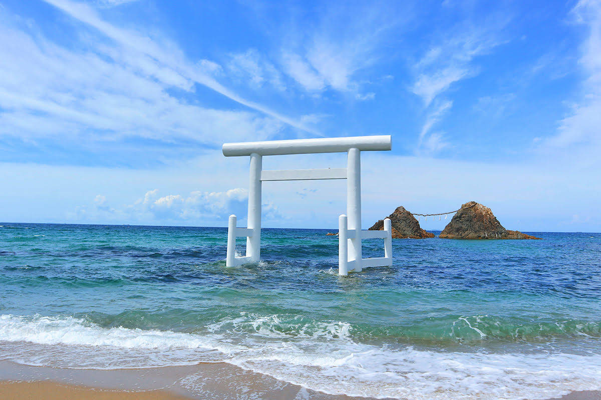 Fukuoka, white torii gate, turquoise ocean waters, SD Desktop Wallpaper