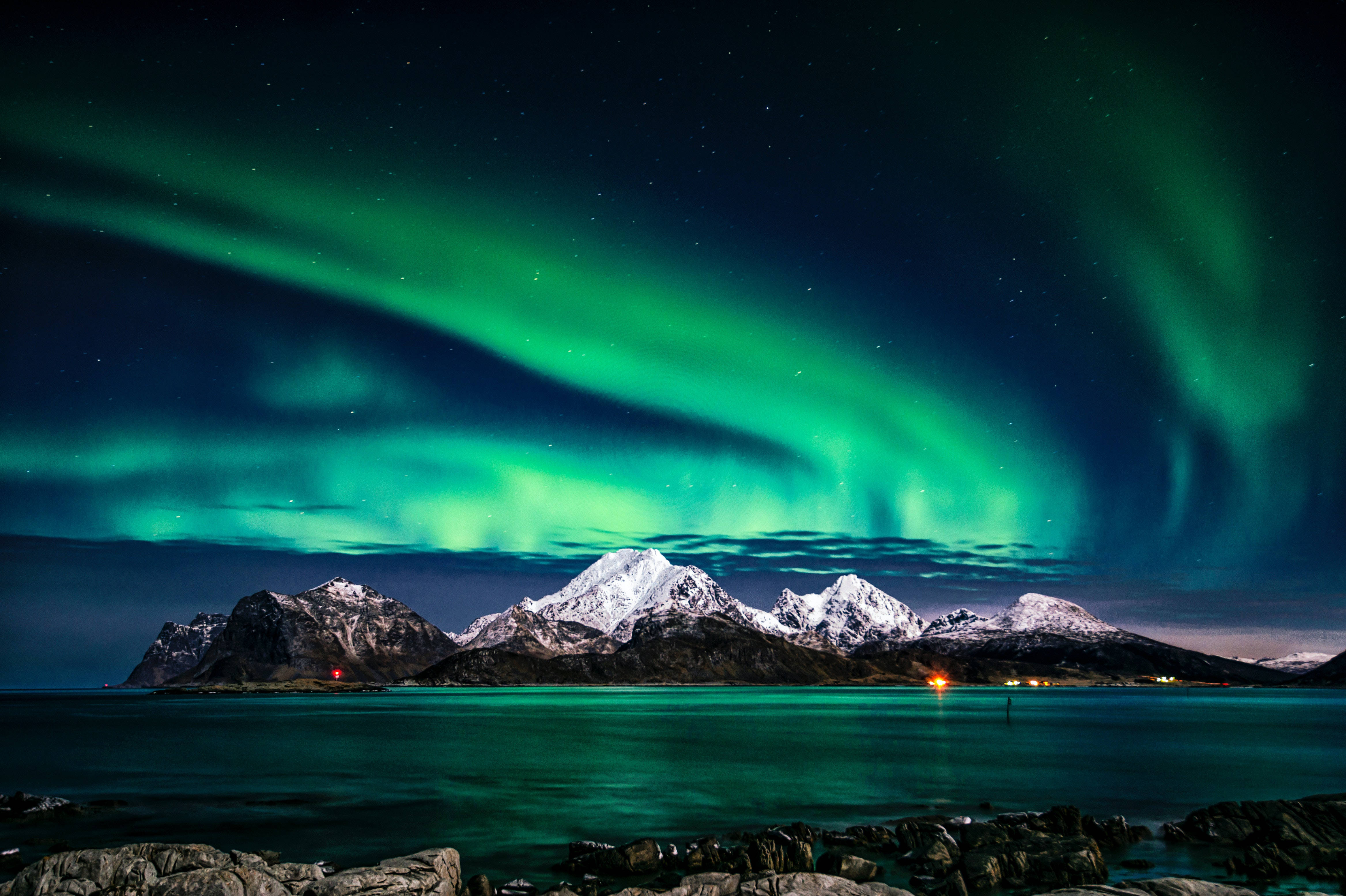aurora borealis, starry night sky, snowcapped mountains, 4K Desktop Wallpaper