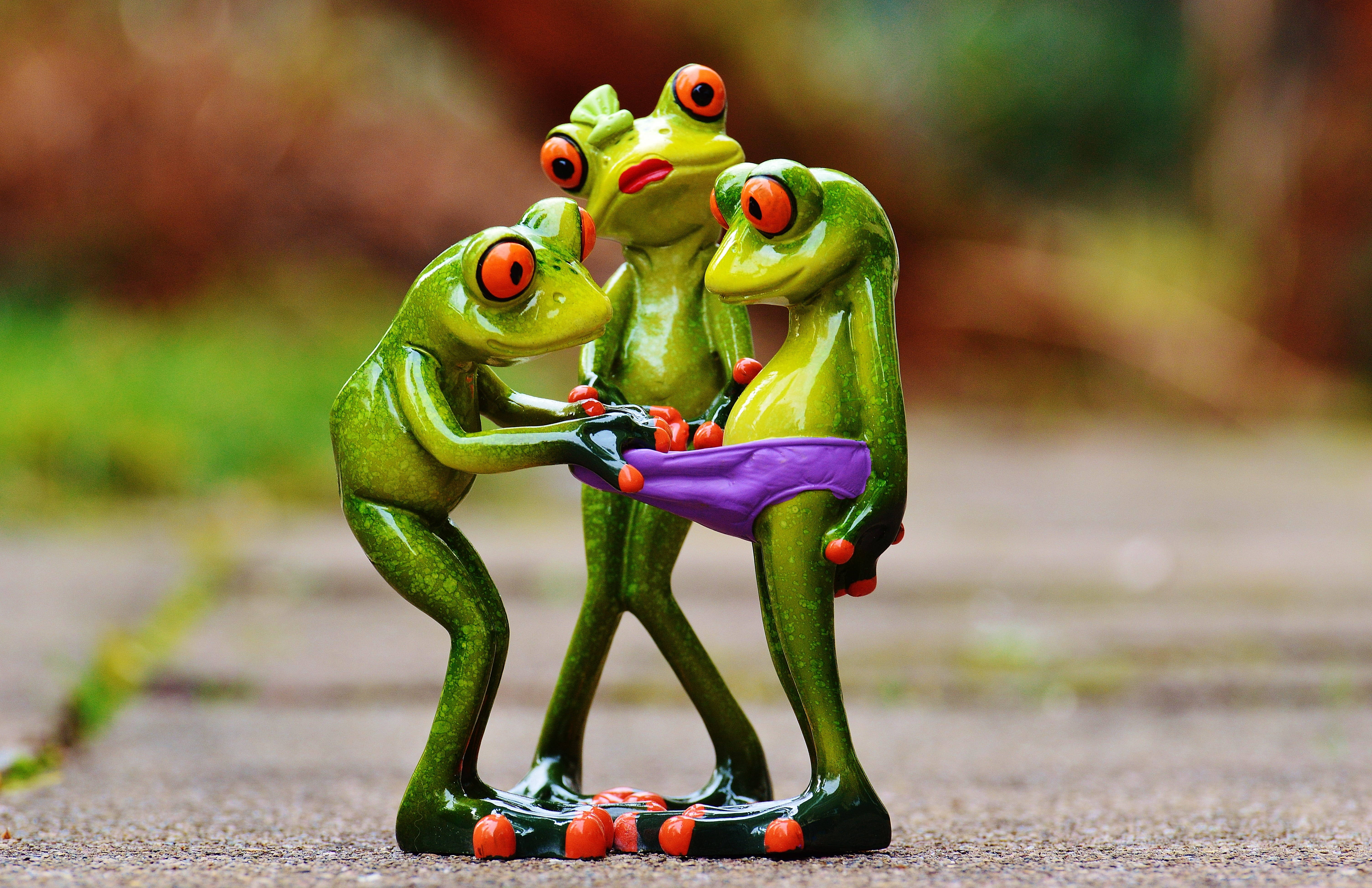 funny animals, three frog figurines, glossy green, 5K Desktop Wallpaper