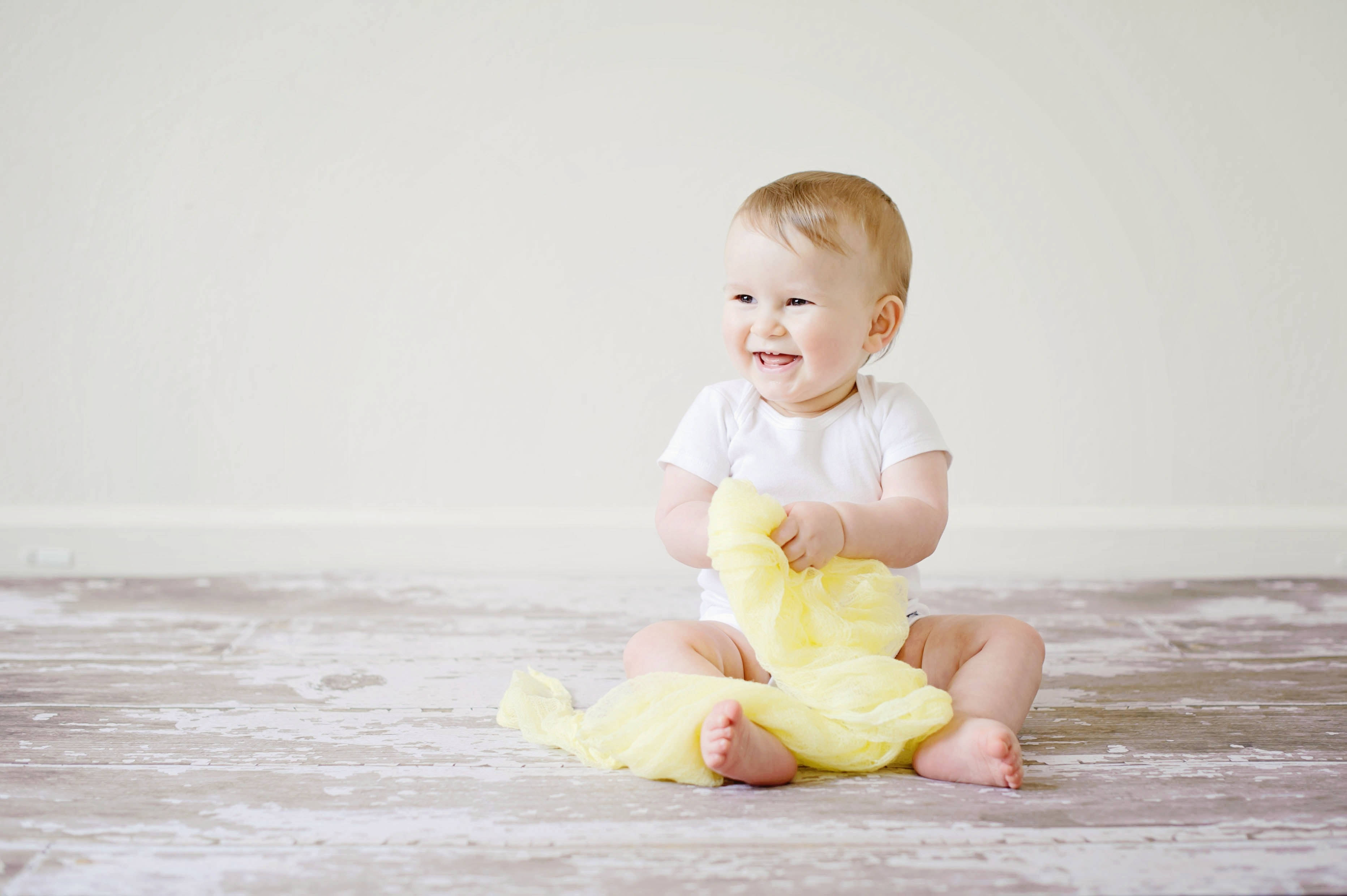 blonde hair, weathered wooden floor, yellow cloth, 2K Desktop Wallpaper