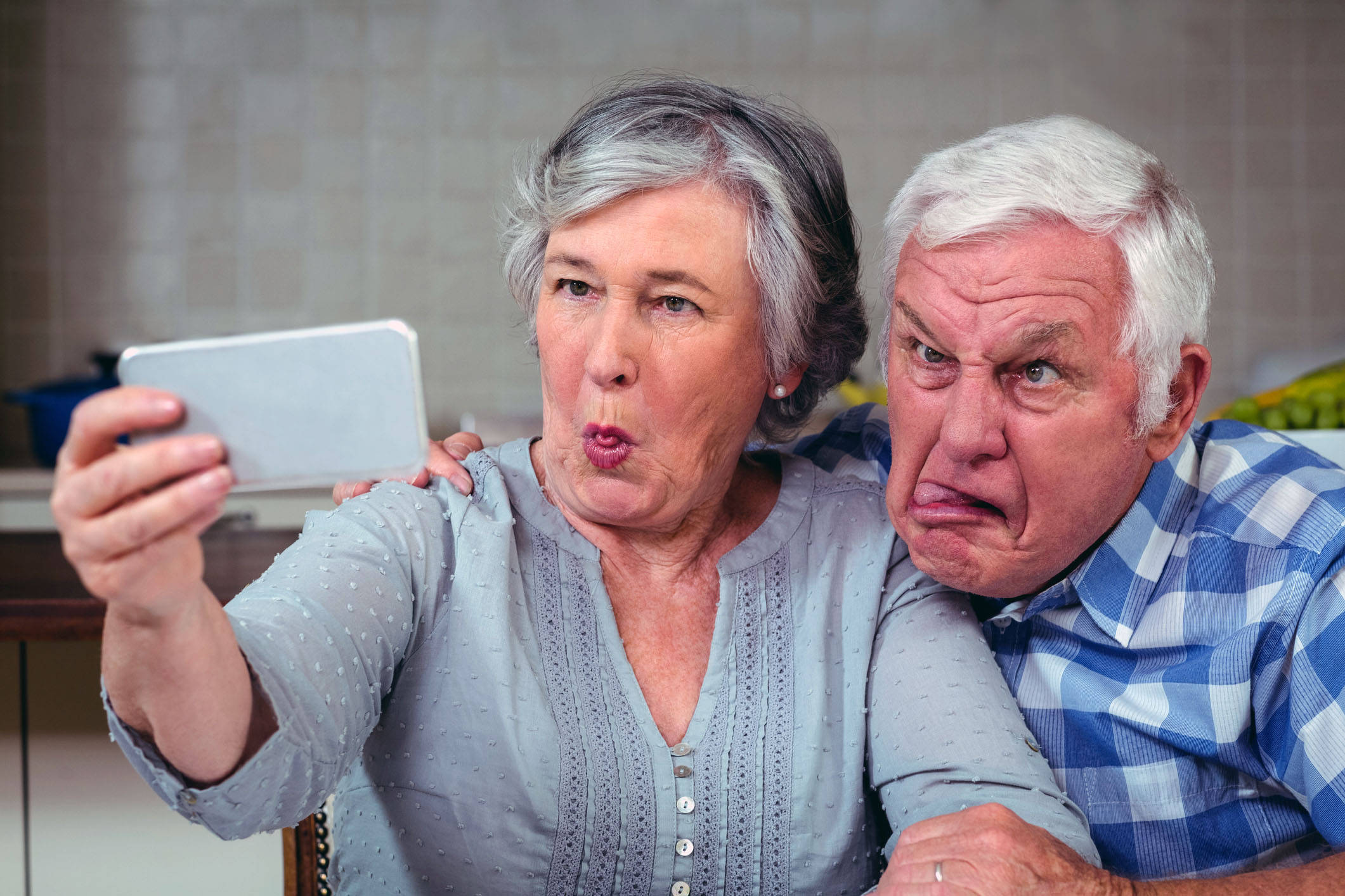 elderly couple, selfie, smartphone, Full HD Desktop Wallpaper