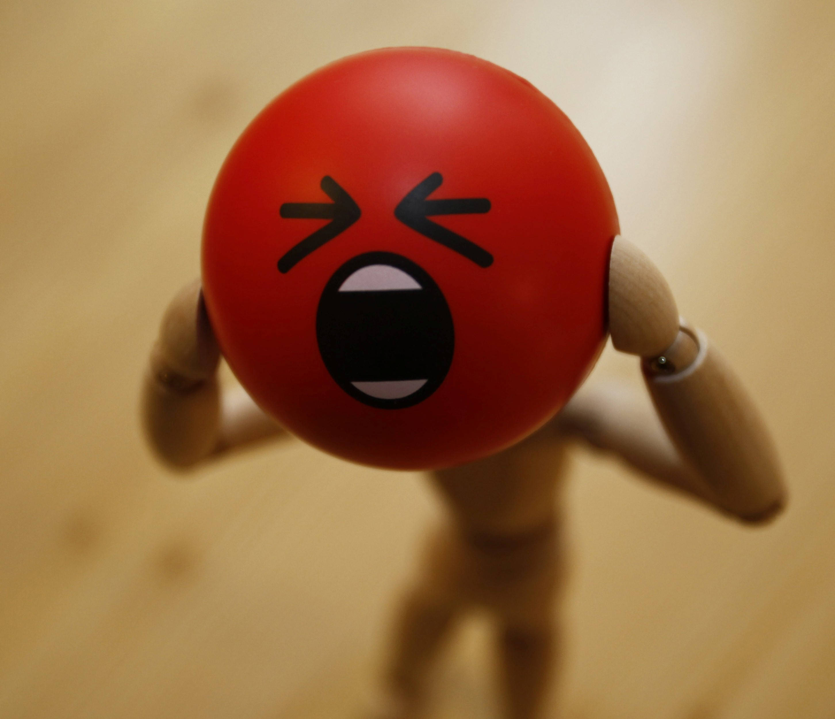 red ball, wooden mannequin, screams, 2K Desktop Wallpaper