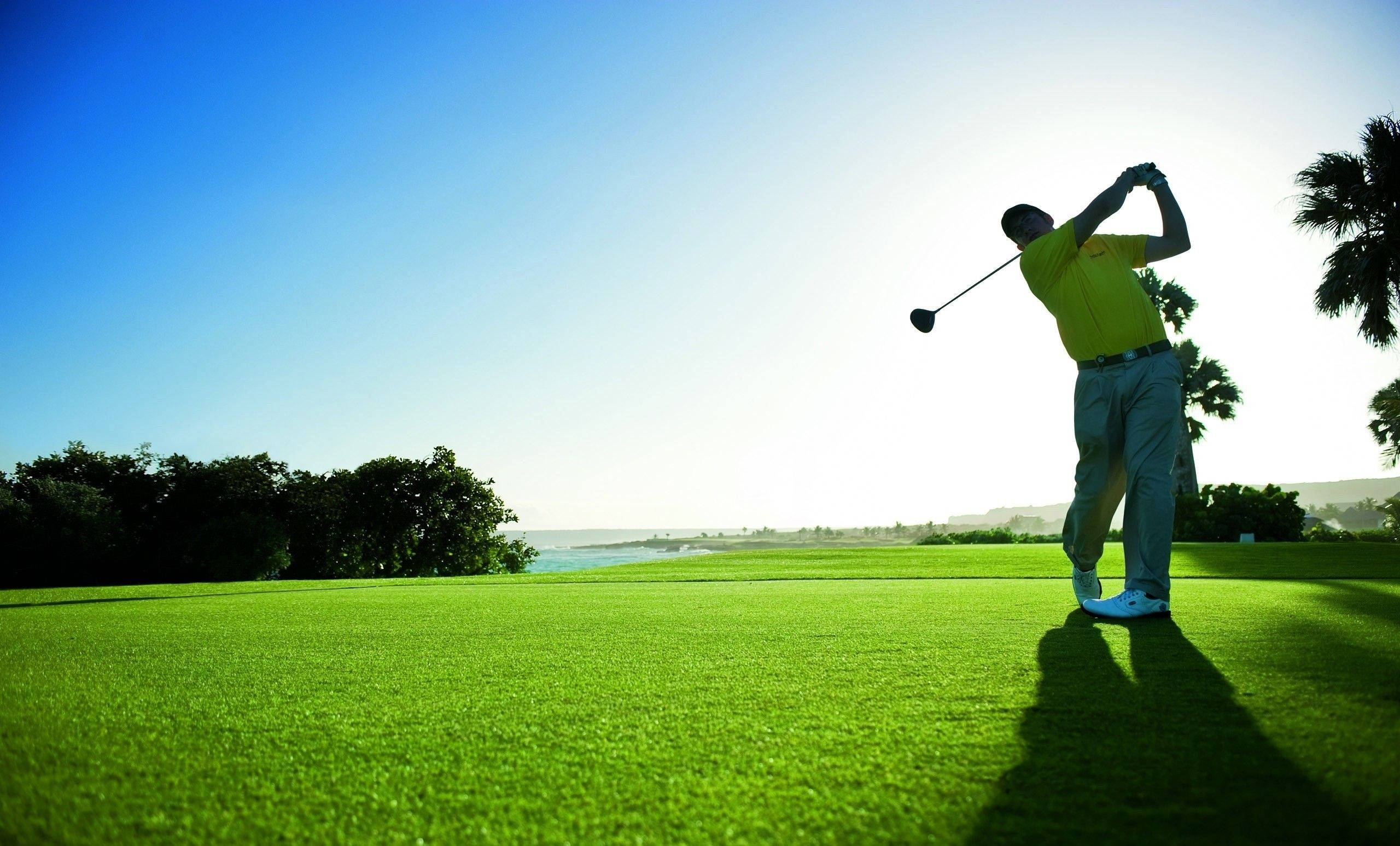 golfer, yellow shirt, vibrant green course, 2K Desktop Wallpaper